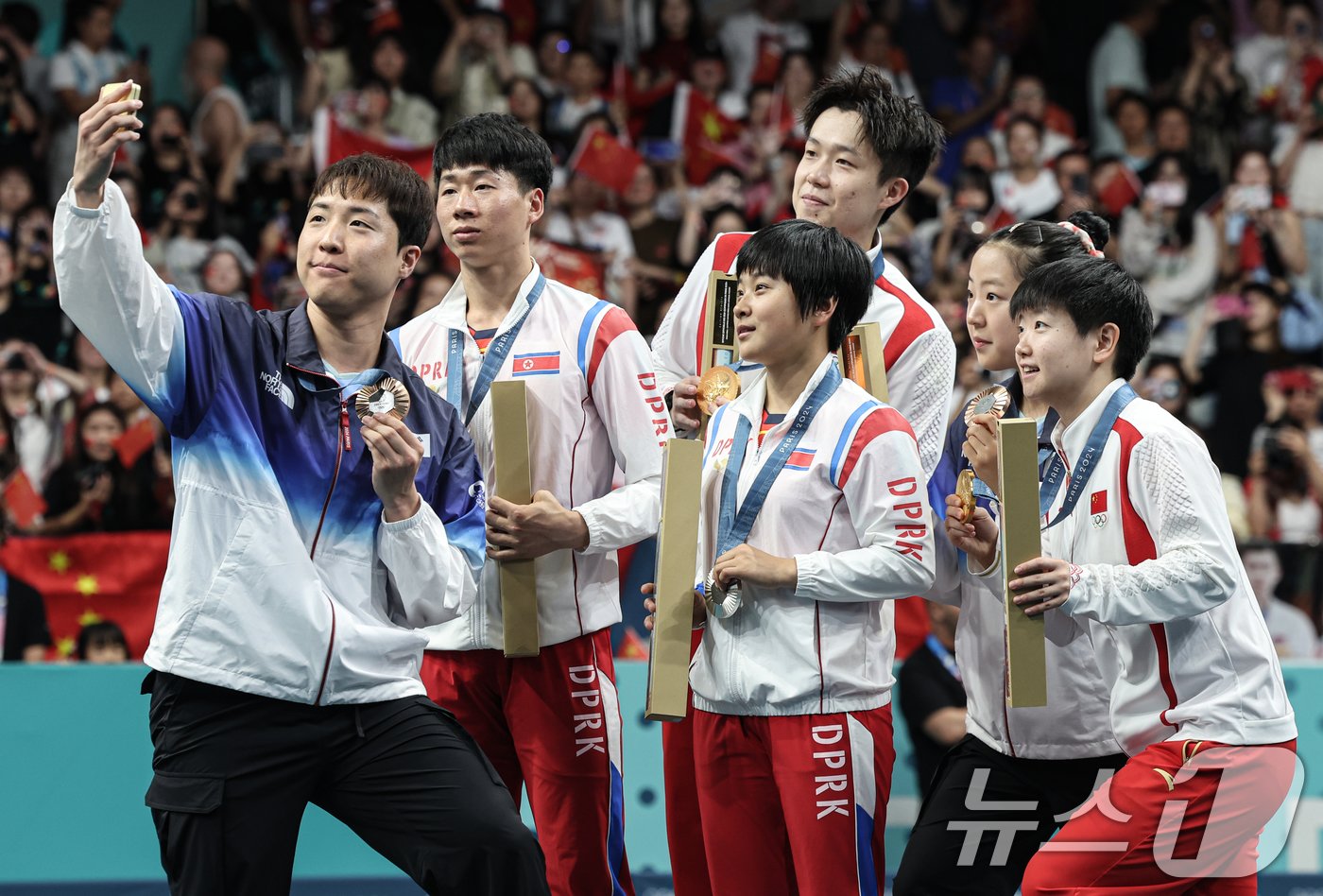 본문 이미지 - 대한민국 탁구 대표팀 신유빈, 임종훈 선수가 30일(한국시간) 프랑스 파리 사우스 파리 아레나4에서 열린 '2024 파리올림픽' 탁구 혼합복식 시상식에서 금메달을 획득한 중국 왕추친, 쑨잉사와 은메달을 획득한 북한 리종식, 김금용과 함께 기념촬영을 하고 있다. 2024.7.30/뉴스1 ⓒ News1 이동해 기자