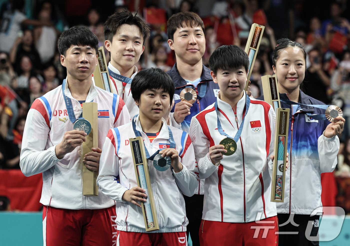 본문 이미지 - 대한민국 탁구 대표팀 신유빈, 임종훈 선수가 30일(한국시간) 프랑스 파리 사우스 파리 아레나4에서 열린 '2024 파리올림픽' 탁구 혼합복식 시상식에서 금메달을 획득한 중국 왕추친, 쑨잉사와 은메달을 획득한 리종식, 김금용과 함께 수여 받은 메달을 들어보이고 있다. 2024.7.30/뉴스1 ⓒ News1 이동해 기자