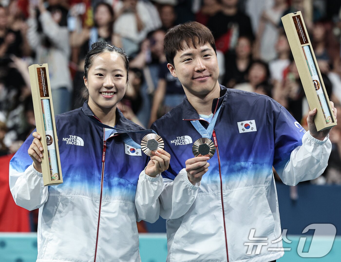 본문 이미지 - 대한민국 탁구 대표팀 신유빈, 임종훈 선수가 30일&#40;한국시간&#41; 프랑스 파리 사우스 파리 아레나4에서 열린 &#39;2024 파리올림픽&#39; 탁구 혼합복식 시상식에서 수여 받은 동메달을 들고 포즈를 취하고 있다. 2024.7.30/뉴스1 ⓒ News1 이동해 기자