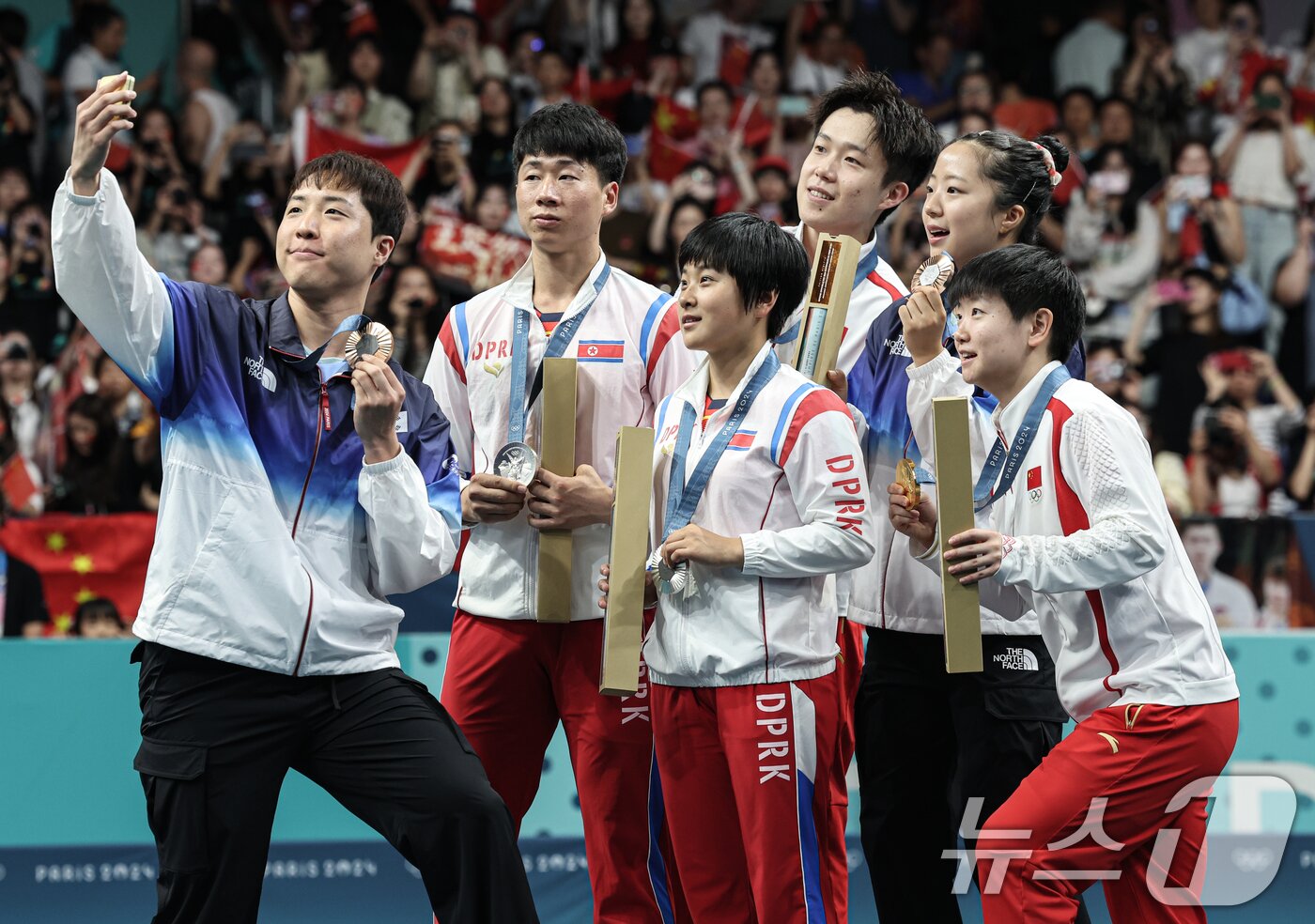 본문 이미지 - 대한민국 탁구 대표팀 신유빈, 임종훈 선수가 30일&#40;한국시간&#41; 프랑스 파리 사우스 파리 아레나4에서 열린 &#39;2024 파리올림픽&#39; 탁구 혼합복식 시상식에서 금메달을 획득한 중국 왕추친, 쑨잉사와 은메달을 획득한 북한 리종식, 김금용과 함께 기념촬영을 하고 있다. 2024.7.30/뉴스1 ⓒ News1 이동해 기자