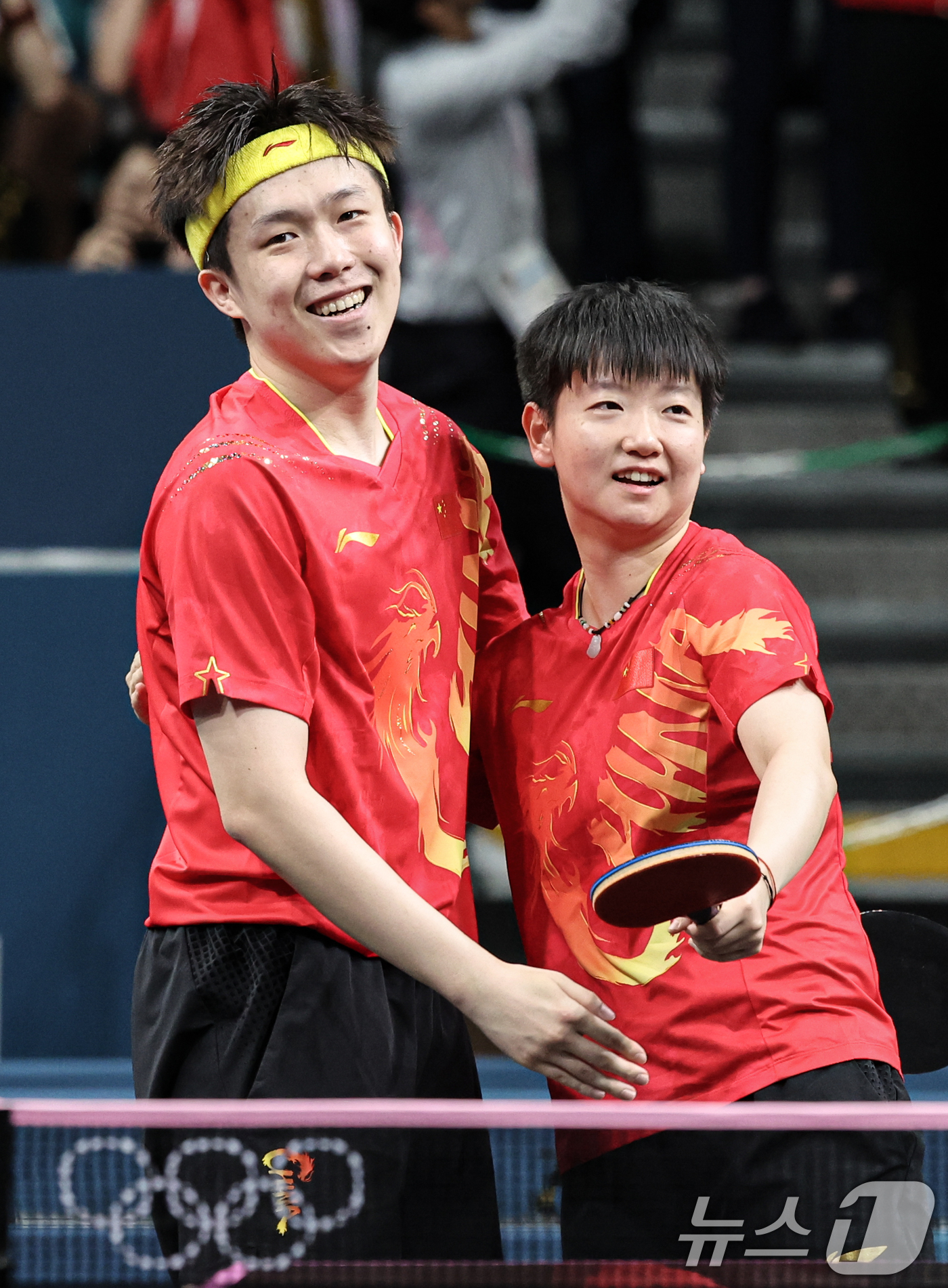 (파리(프랑스)=뉴스1) 이동해 기자 = 중국 탁구 대표팀 왕추친, 쑨잉사가 30일(한국시간) 프랑스 파리 사우스 파리 아레나4에서 열린 '2024 파리올림픽' 탁구 혼합복식 북한 …