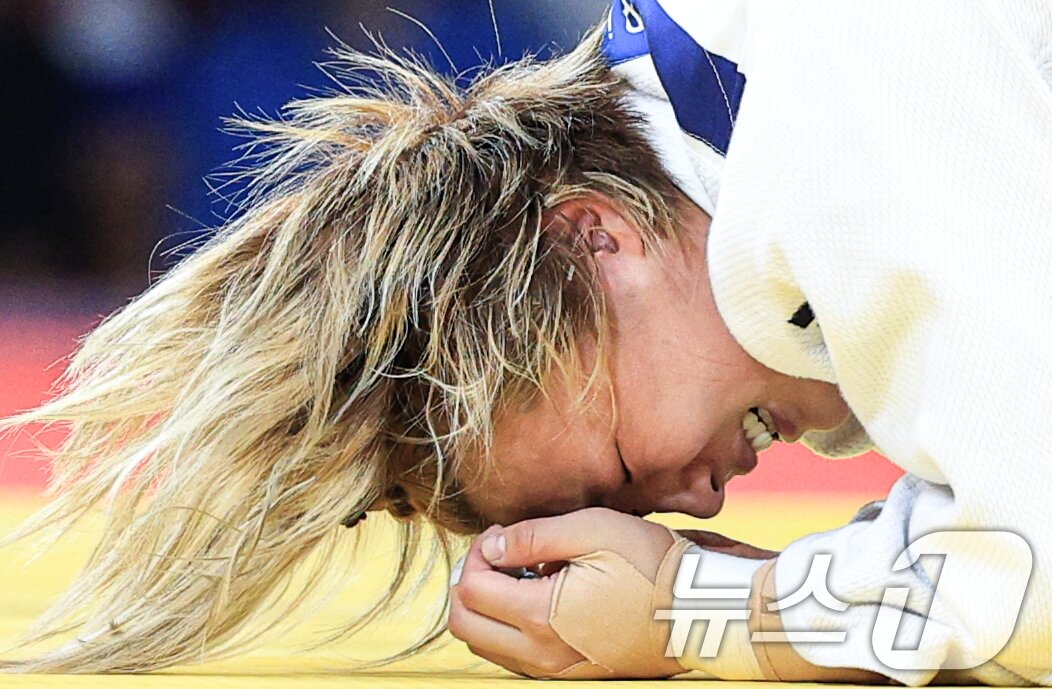본문 이미지 - 대한민국 유도대표팀 김지수 선수가 30일 오후(한국시간) 프랑스 파리 샹 드 마르스 아레나에서 열린 2024 파리올림픽 유도 여자 -63kg 패자부활전 오스트리아 루브자나 피오베사나 선수와의 경기에서 패배한 후 아쉬워하고 있다. 2024.7.30/뉴스1 ⓒ News1 박정호 기자
