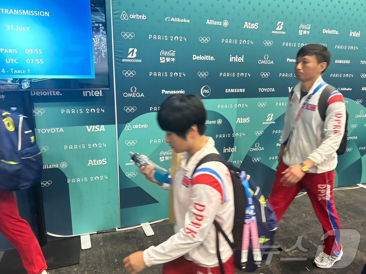 본문 이미지 -  30일(한국시간) 프랑스 파리 사우스 파리 아레나4에서 열린 '2024 파리올림픽' 탁구 혼합복식에서 은메달을 획득한 북한 김금용이 한국 취재진의 질문을 뒤로 하고 빠르게 믹스트존을 빠져 나가고 있다. 2024.7.30/뉴스1 ⓒ News1 문대현 기자