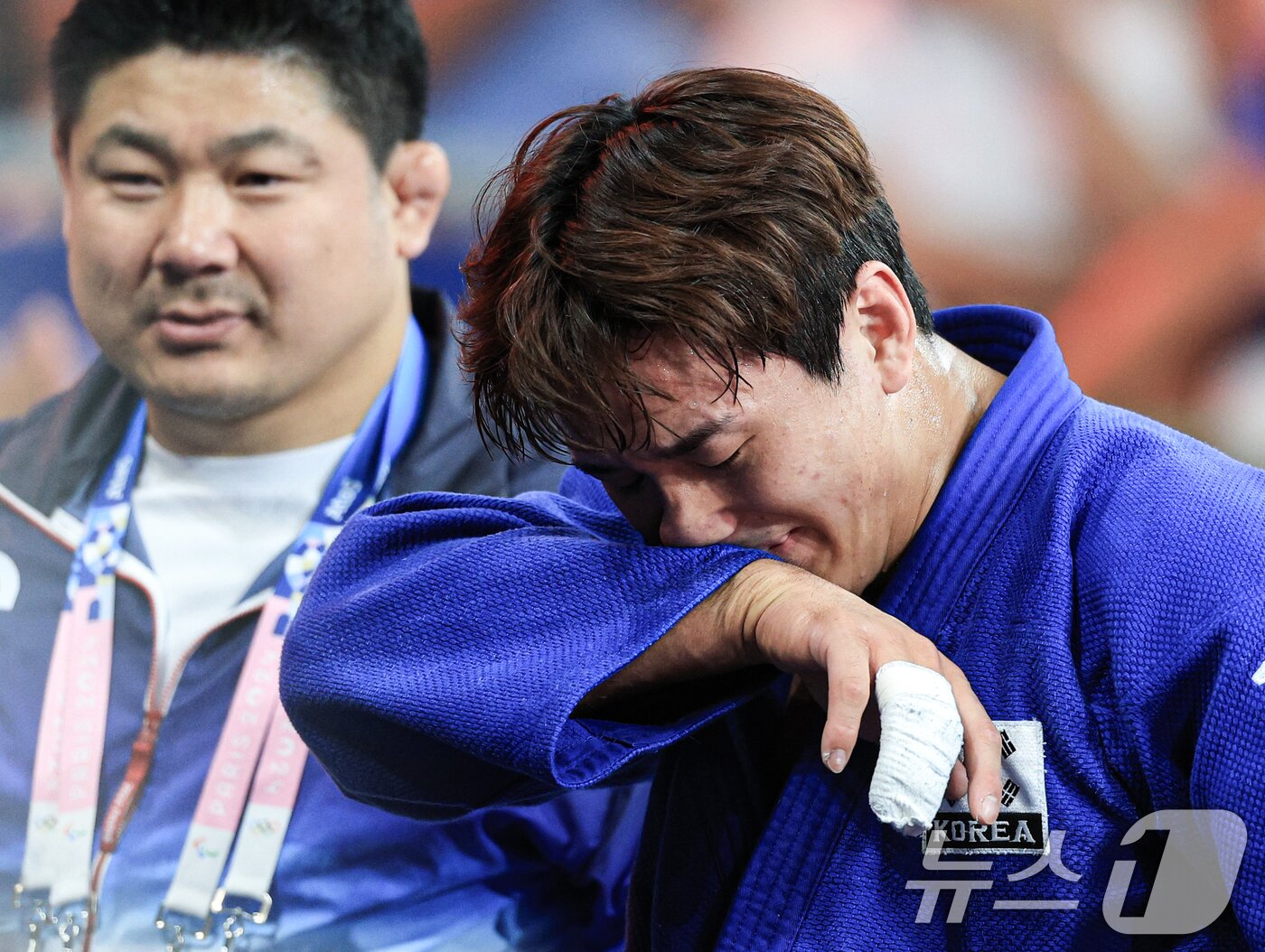 본문 이미지 - 대한민국 유도대표팀 이준환 선수가 31일(한국시간) 프랑스 파리 샹 드 마르스 아레나에서 열린 2024 파리올림픽 유도 남자 -81kg 동메달 결정전 벨기에의 마티아스 카스 선수와의 경기에서 동메달을 획득한 후 경기장을 나서고 있다. 2024.7.31/뉴스1 ⓒ News1 박정호 기자