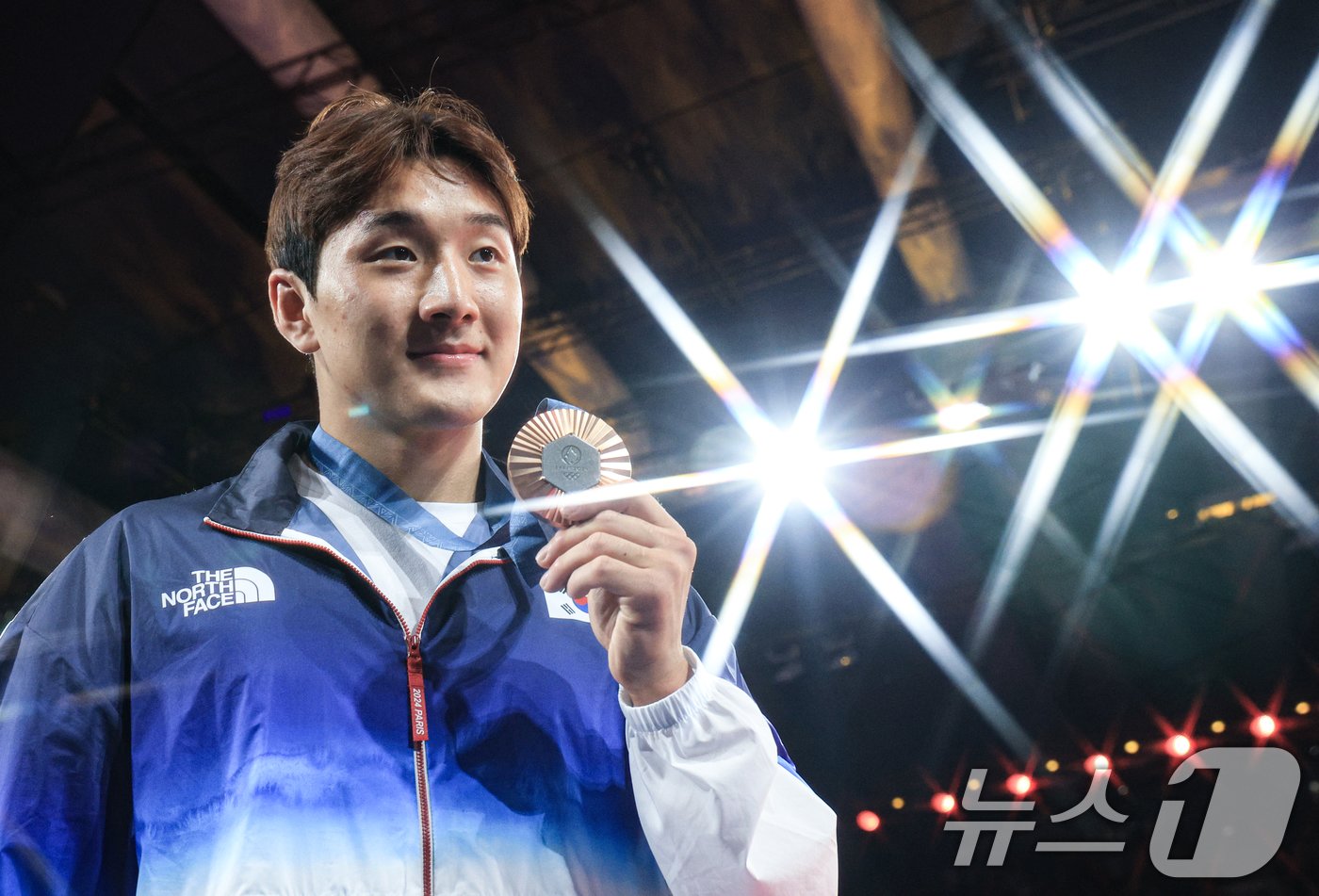 본문 이미지 - 대한민국 유도대표팀 이준환 선수가 31일&#40;한국시간&#41; 프랑스 파리 샹 드 마르스 아레나에서 열린 2024 파리올림픽 유도 남자 -81kg 시상식에서 동메달을 들고 포즈를 취하고 있다. 2024.7.31/뉴스1 ⓒ News1 박정호 기자