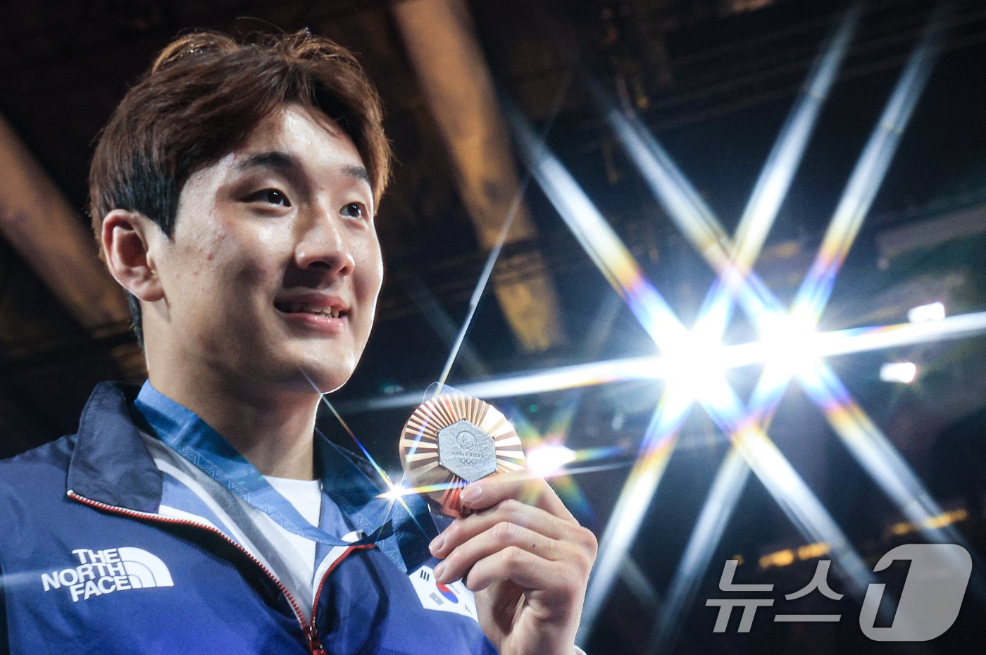 본문 이미지 - 대한민국 유도대표팀 이준환 선수가 31일&#40;한국시간&#41; 프랑스 파리 샹 드 마르스 아레나에서 열린 2024 파리올림픽 유도 남자 -81kg 시상식에서 동메달을 손에 들고 포즈를 취하고 있다 . 2024.7.31/뉴스1 ⓒ News1 박정호 기자
