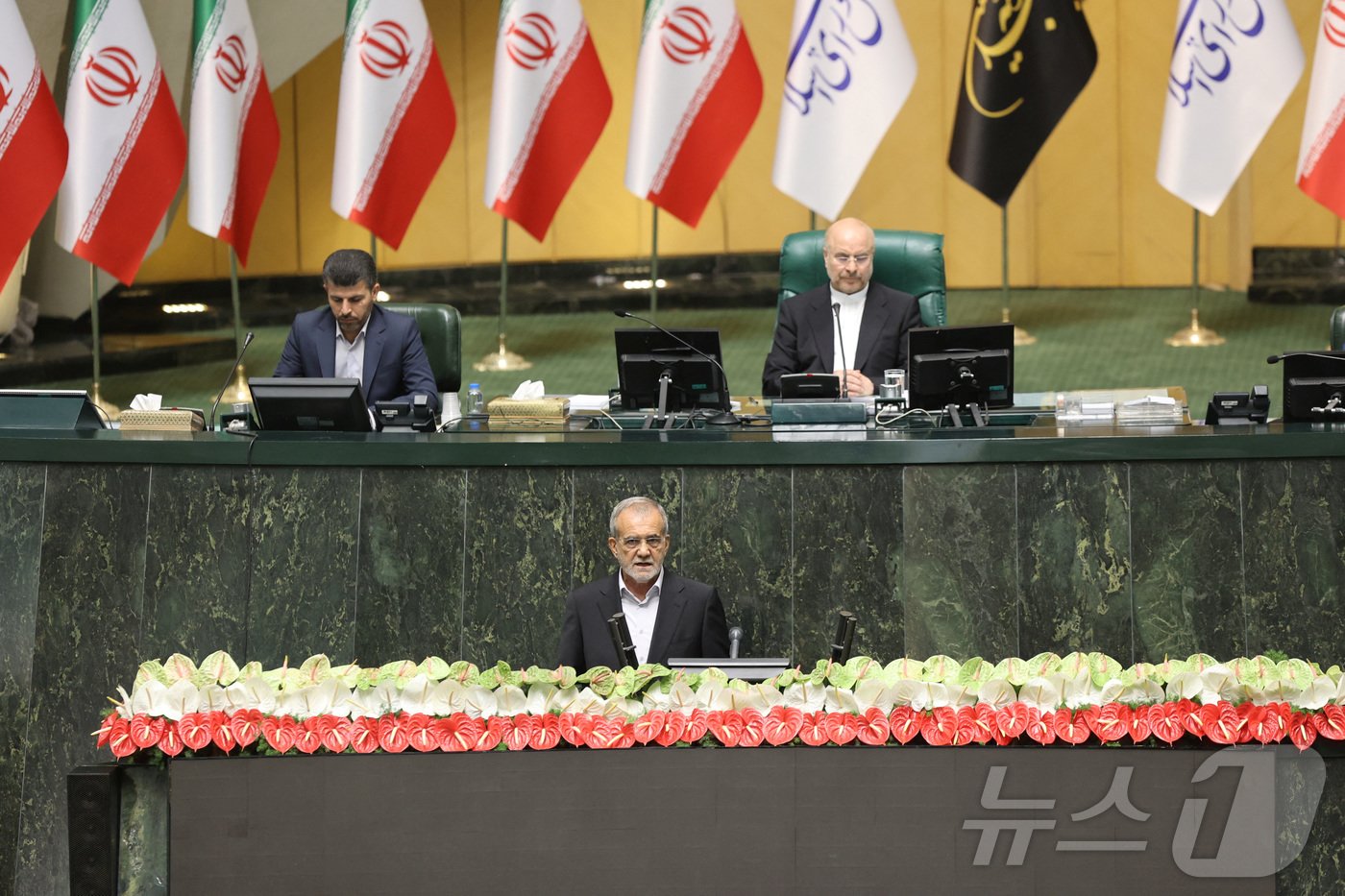 본문 이미지 - 마수드 페제시키안 이란 대통령이 30일(현지시간) 수도 테헤란의 의회에서 취임 선서를 하고 있다. 2024.7.30 ⓒ 로이터=뉴스1 ⓒ News1 강민경 기자