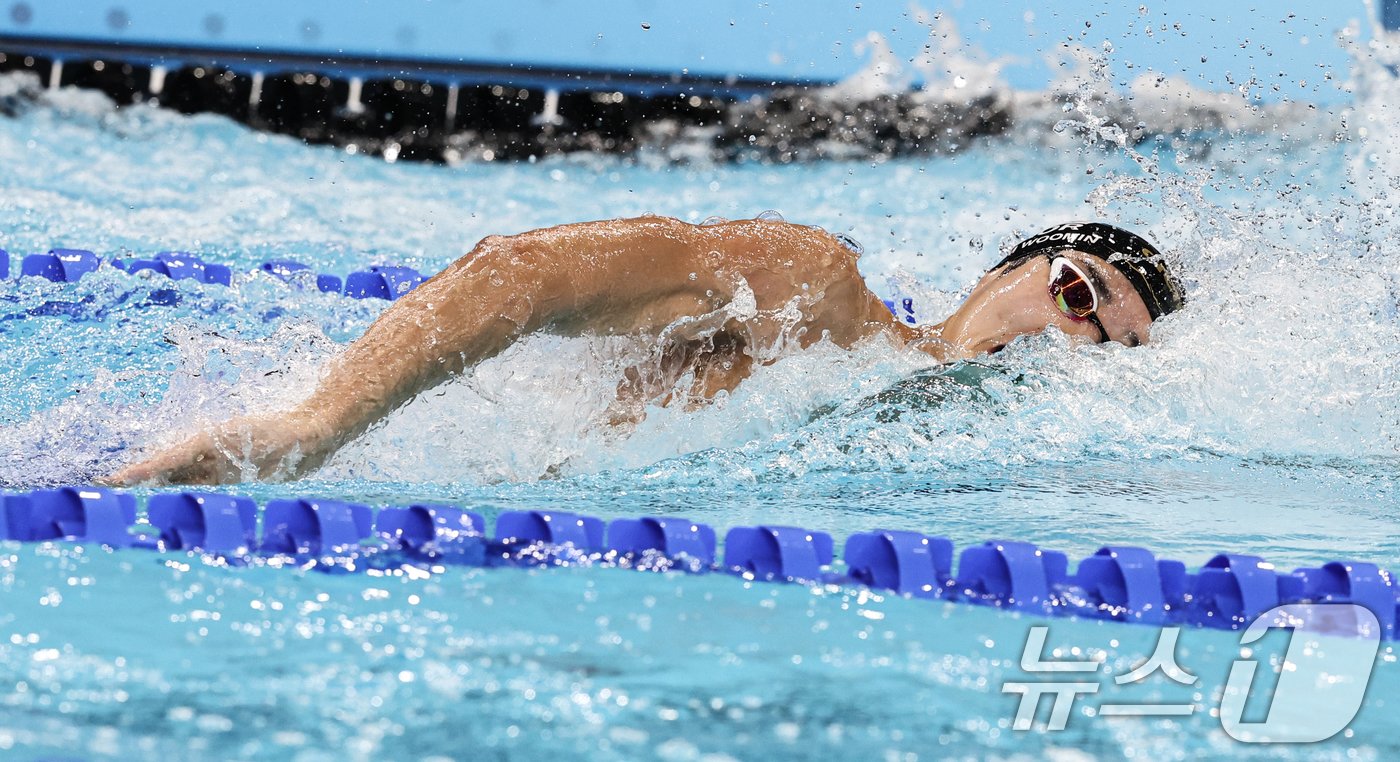 본문 이미지 - 대한민국 수영대표팀 김우민이 31일(한국시간) 프랑스 파리 라 데팡스 아레나에서 열린 남자 800ｍ 계영 결선 경기에서 역영을 펼치고 있다. 2024.7.31/뉴스1 ⓒ News1 이동해 기자
