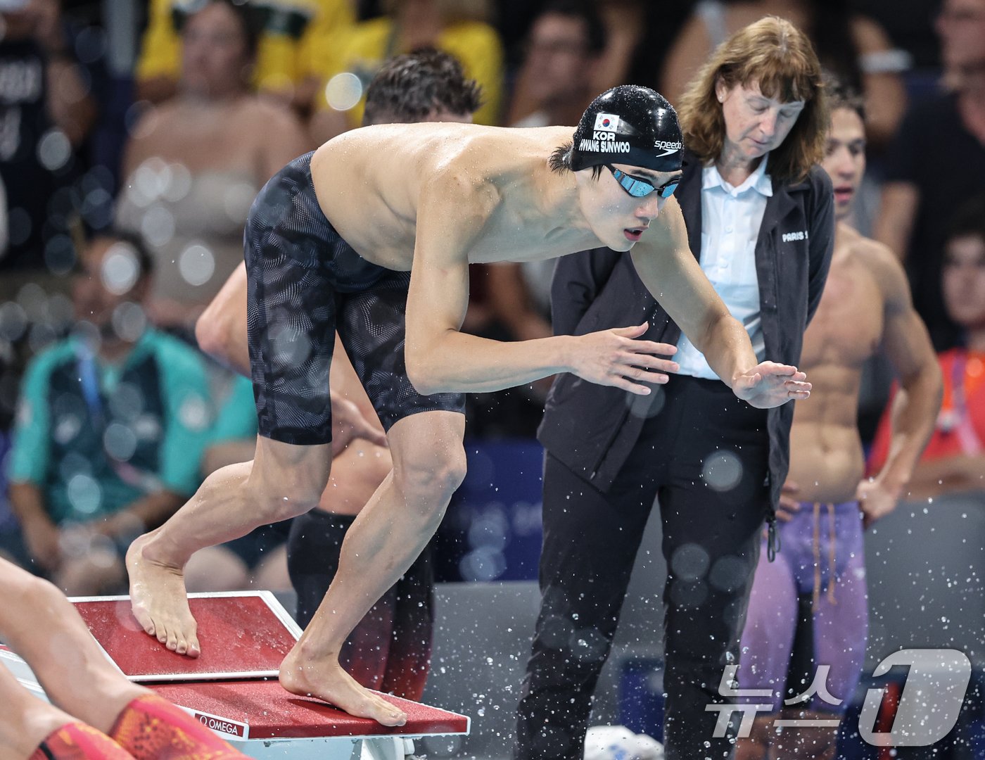 본문 이미지 - 대한민국 수영대표팀 황선우가 31일(한국시간) 프랑스 파리 라 데팡스 아레나에서 열린 남자 800ｍ 계영 결선 경기에서 힘차게 출발하고 있다. 2024.7.31/뉴스1 ⓒ News1 이동해 기자