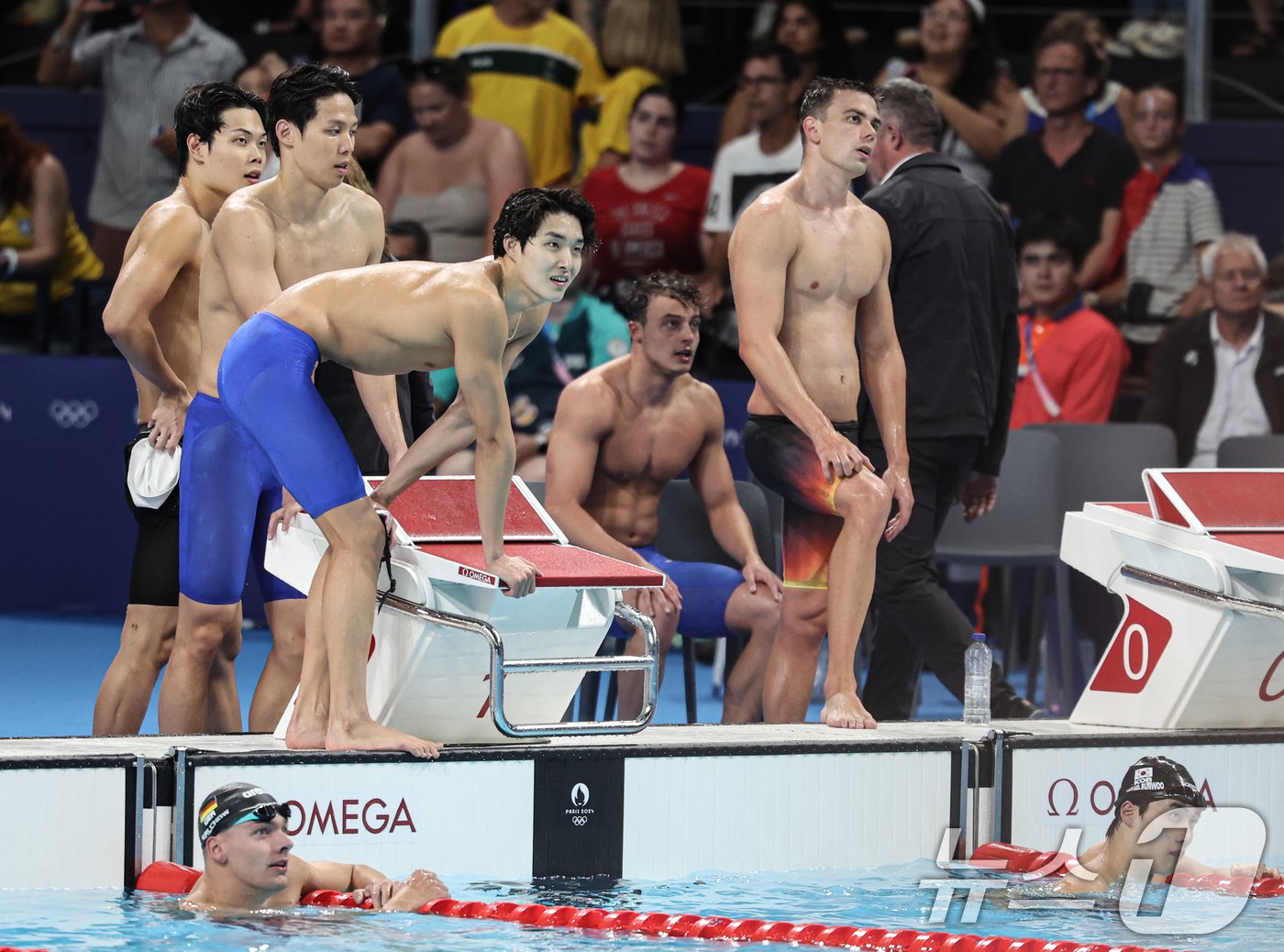 본문 이미지 - 대한민국 수영대표팀 황선우, 양재훈, 이호준, 김우민이 31일(한국시간) 프랑스 파리 라 데팡스 아레나에서 열린 남자 800ｍ 계영 결선 경기를 마친 후 기록을 확인하고 있다. 2024.7.31/뉴스1 ⓒ News1 이동해 기자