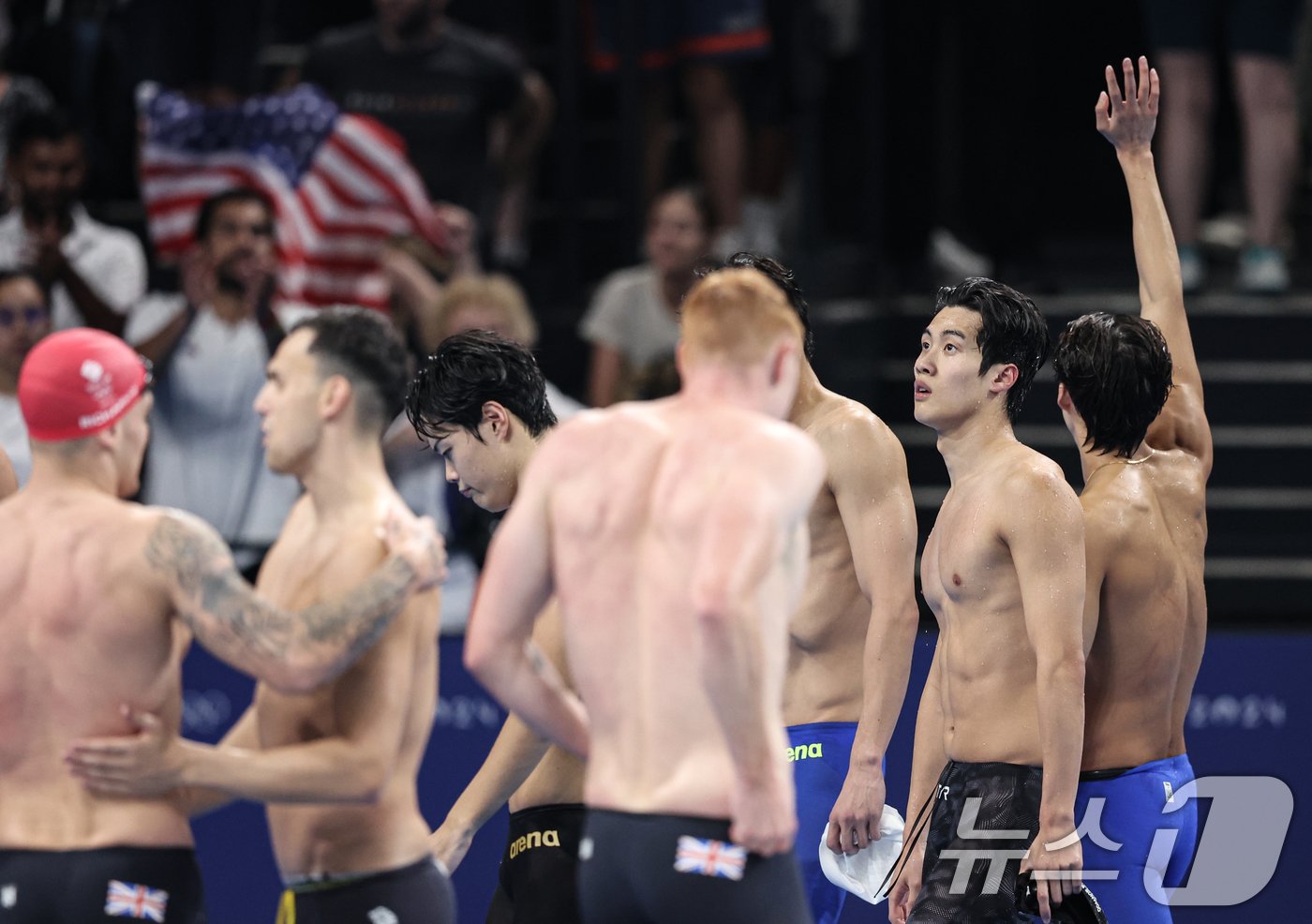 본문 이미지 - 대한민국 수영대표팀 31일(한국시간) 프랑스 파리 라 데팡스 아레나에서 열린 남자 800ｍ 계영 결선 경기를 6위로 마친 후 경기장을 나서고 있다. 2024.7.31/뉴스1 ⓒ News1 이동해 기자