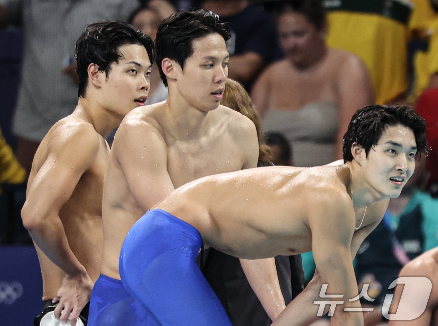 대한민국 수영대표팀 양재훈, 이호준, 김우민이 31일&#40;한국시간&#41; 프랑스 파리 라 데팡스 아레나에서 열린 남자 800ｍ 계영 결선 경기를 마친 후 기록을 확인하고 있다. 2024.7.31/뉴스1 ⓒ News1 이동해 기자