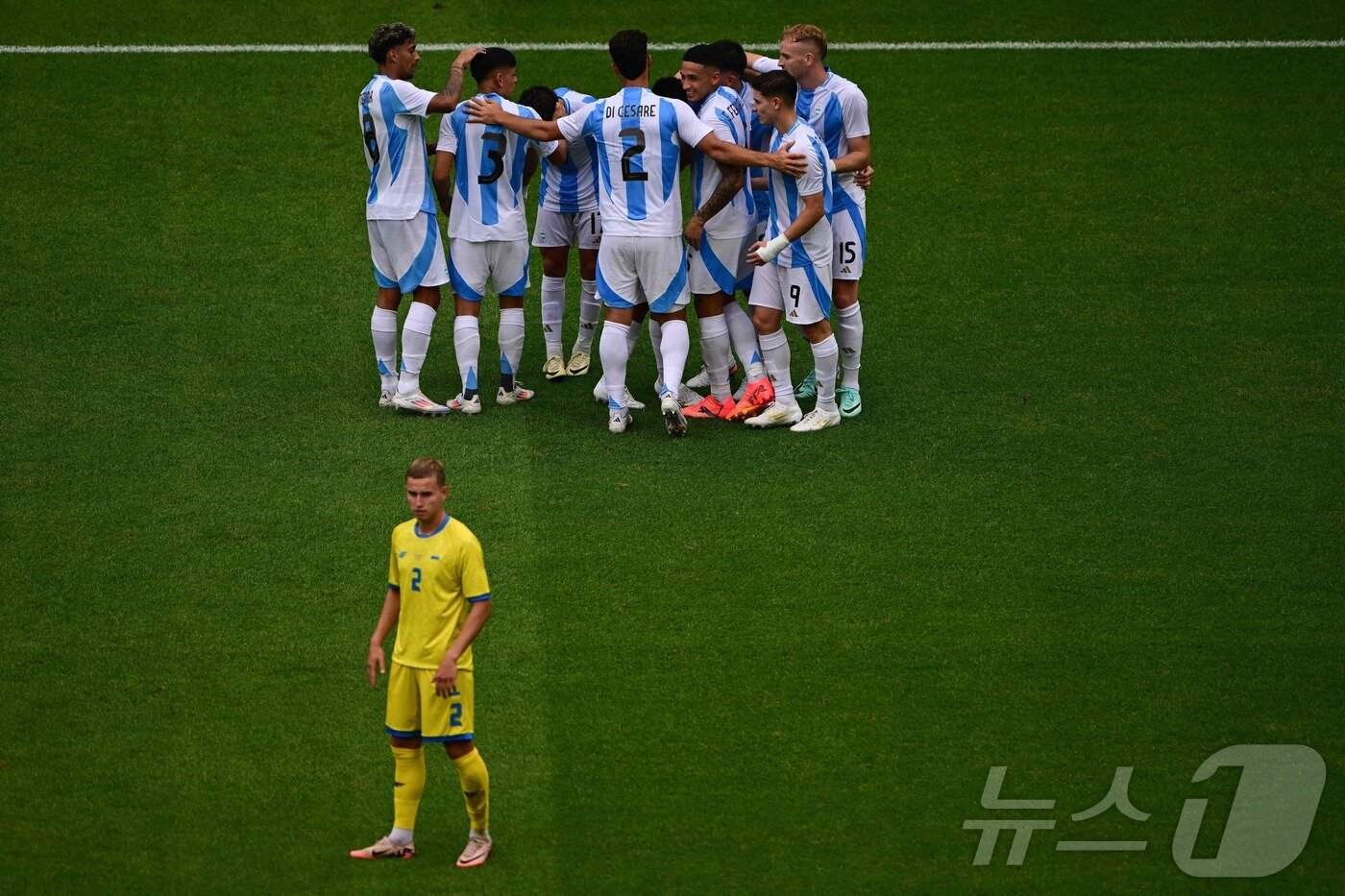 본문 이미지 - 우크라이나를 꺾고 2024 파리 올림픽 8강에 오른 아르헨티나.  ⓒ AFP=뉴스1