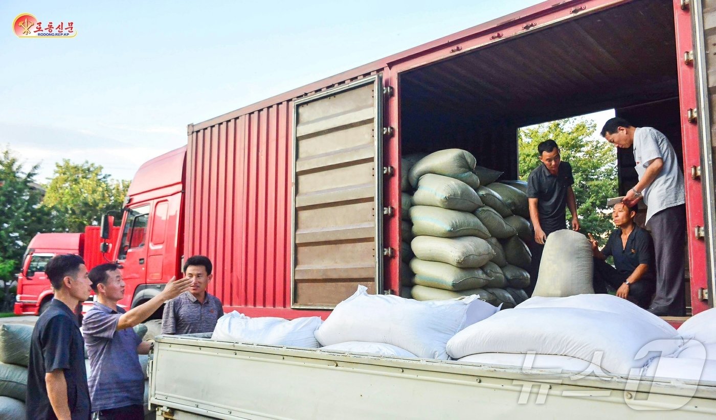 본문 이미지 - (평양 노동신문=뉴스1) = 북한 노동당 기관지 노동신문은 지난달 31일 내각과 성·중앙기관 일꾼들이 '특급재해비상지역' 수재민들에 대한 지원사업을 진행하고 있다고 보도했다. 북한은 지난 28일 신의주시를 비롯해 평안북도와 자강도 일대에 내린 폭우로 압록강이 범람하는 등 큰 피해를 입었다고 밝혔다. [국내에서만 사용가능. 재배포 금지. DB 금지. For Use Only in the Republic of Korea. Redistribution Prohibited] rodongphoto@news1.kr