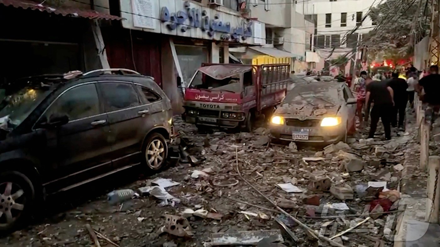 본문 이미지 - 30일(현지시간) 이스라엘이 레바논 수도 베이루트 남부 교외지역을 공격해 차량들이 파손됐다. 2024.07.30. ⓒ 로이터=뉴스1 ⓒ News1 김종훈 기자