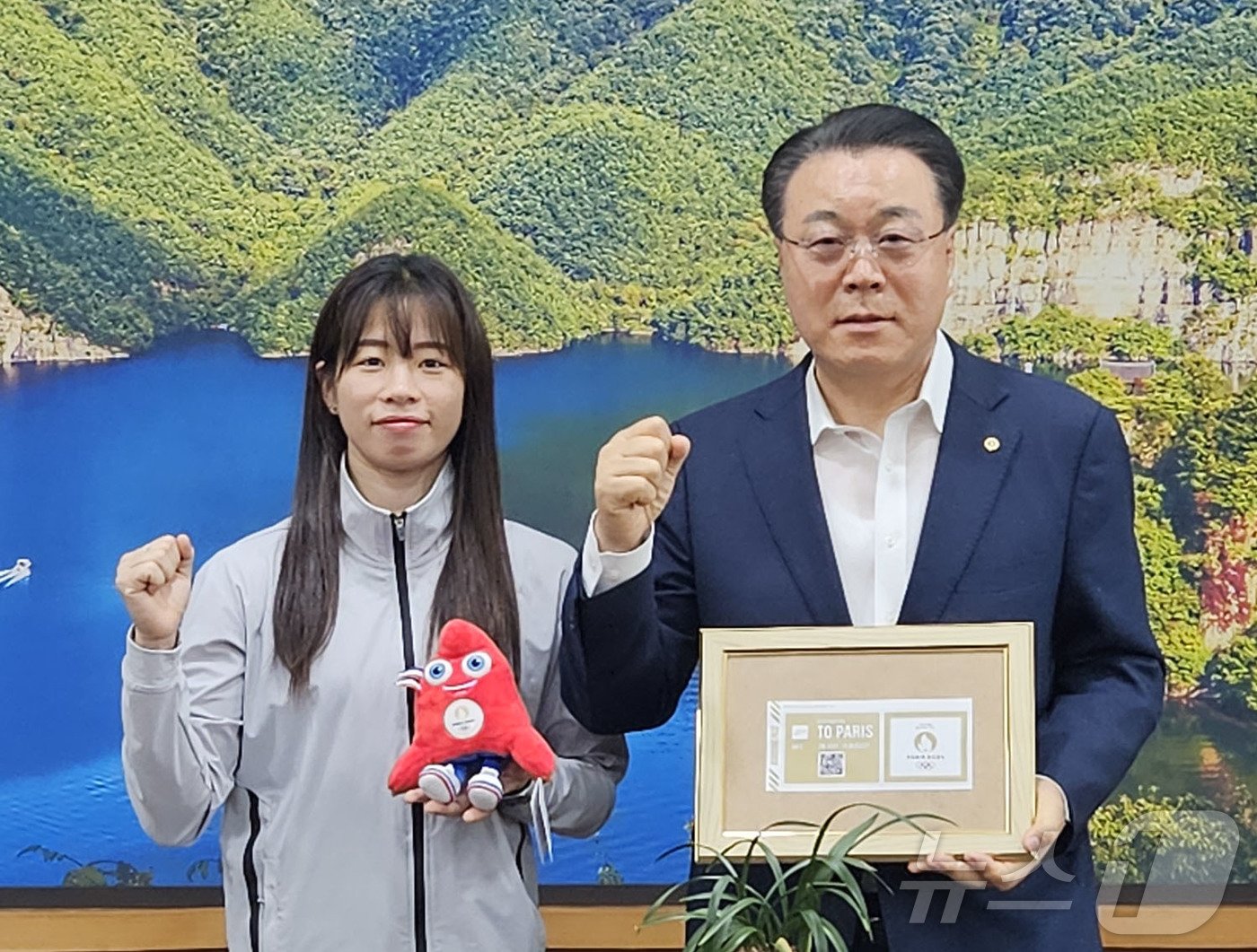 본문 이미지 - 구복규 화순군수(오른쪽)가 올림픽 선전을 기원하며 임애지 선수와 기념사진을 촬영하고 있다. ⓒ News1