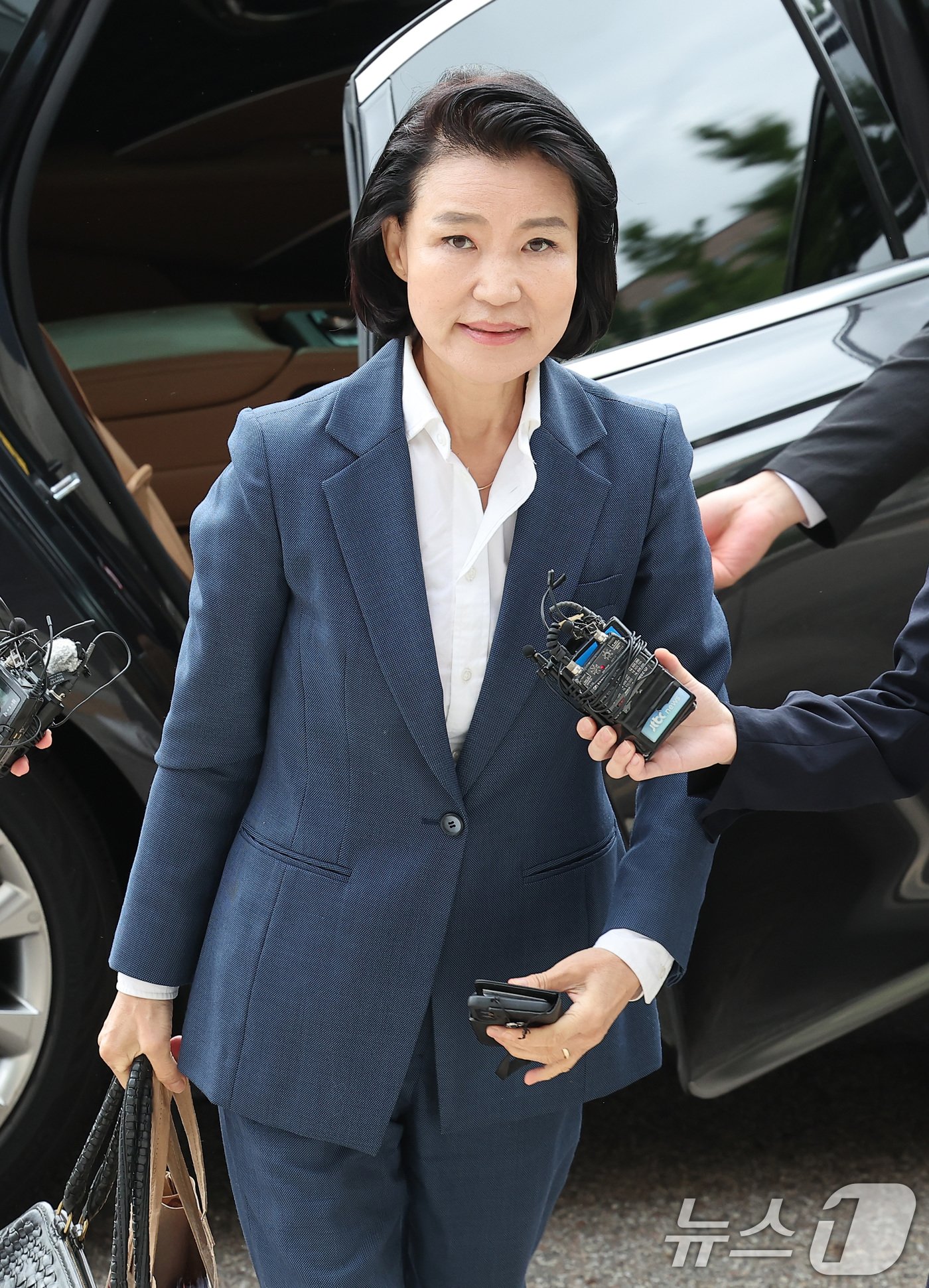 본문 이미지 - 이진숙 신임 방송통신위원장이 31일 오전 정부과천청사로 출근하고 있다. 2024.7.31/뉴스1 ⓒ News1 김성진 기자