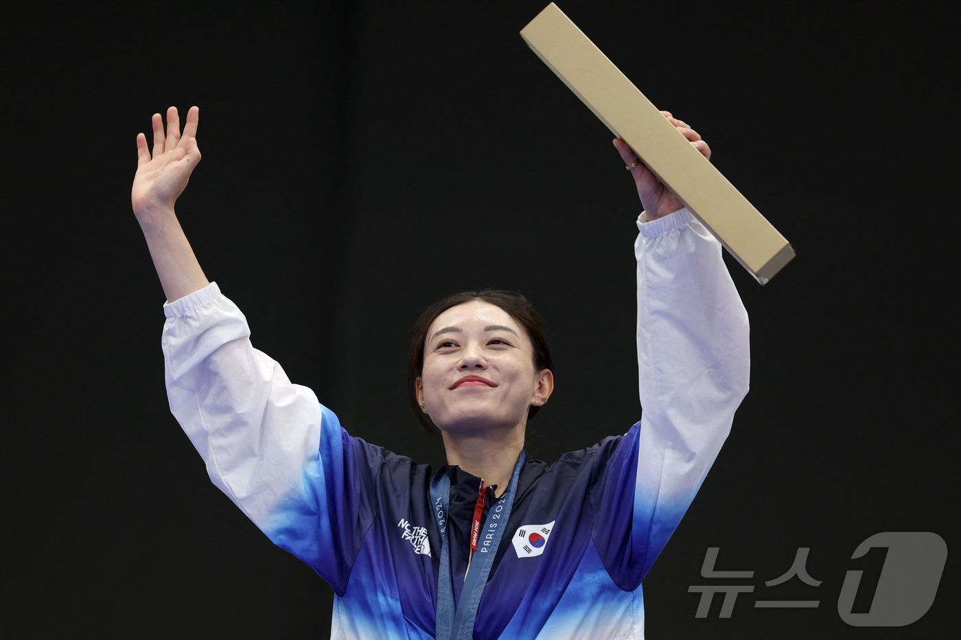 본문 이미지 - 28일&#40;현지시간&#41; 프랑스 파리에서 김예지 선수가 10m 공기권총 은메달을 걸고 시상대에 올라 포즈를 취하고 있다. 2024.07.28/ ⓒ AFP=뉴스1 ⓒ News1 권진영 기자