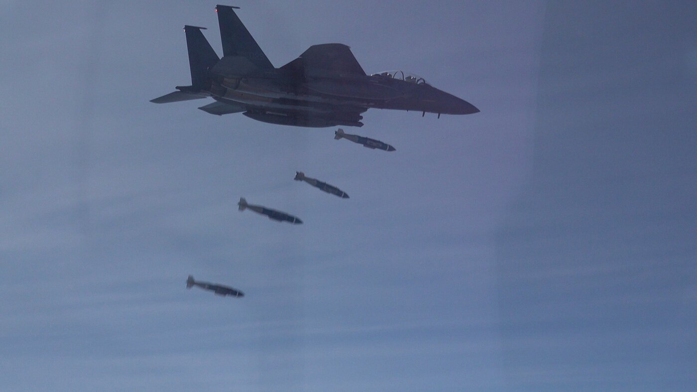 F-15K가 호주 다윈기지 상공에서 지상목표물을 향해 GBU-31 공대지 폭탄 4발을 투하하고 있다.&#40;공군 제공&#41;