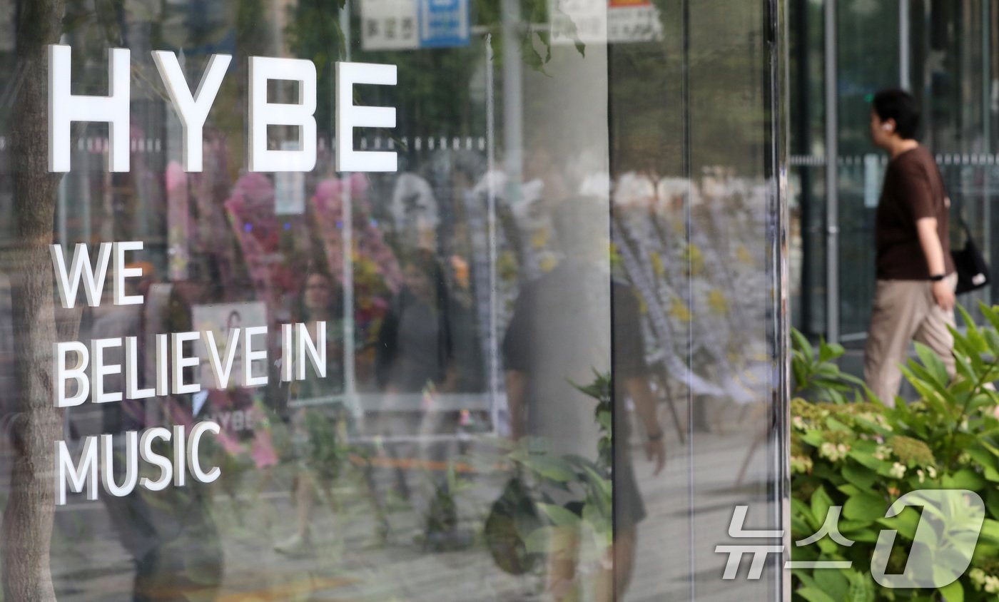 본문 이미지 - 31일 서울 용산구 하이브 사옥 앞 회사명에 뉴진스 팬들이 보낸 근조화환이 비춰지고 있다. 2024.7.31/뉴스1 ⓒ News1 박세연 기자