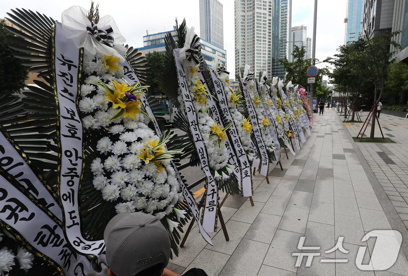 31일 서울 용산구 하이브 사옥 앞에 뉴진스 팬들이 보낸 근조화환이 놓이고 있다. 2024.7.31/뉴스1 ⓒ News1 박세연 기자