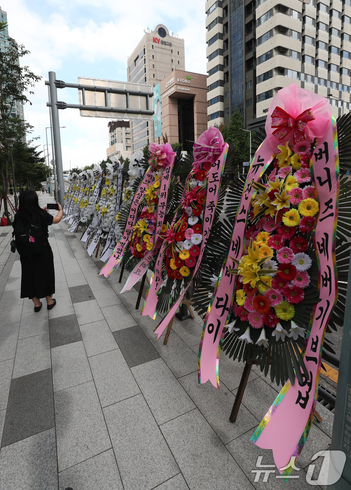 31일 서울 용산구 하이브 사옥 앞에 뉴진스 팬들이 보낸 근조화환이 놓여있다. 2024.7.31/뉴스1 ⓒ News1 박세연 기자