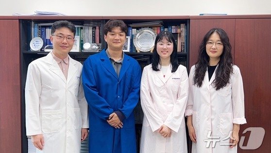 공동연구진 임성갑 KAIST 교수&#40;교신저자&#41;&#40;왼쪽부터&#41;, 조영학 KAIST 박사&#40;제1저자&#41;, 이하나 생명연 박사&#40;제1저자&#41;, 손미영 생명연 박사&#40;교신저자&#41;가 기념촬영을 하고 있다. &#40;생명연 제공&#41;/뉴스1