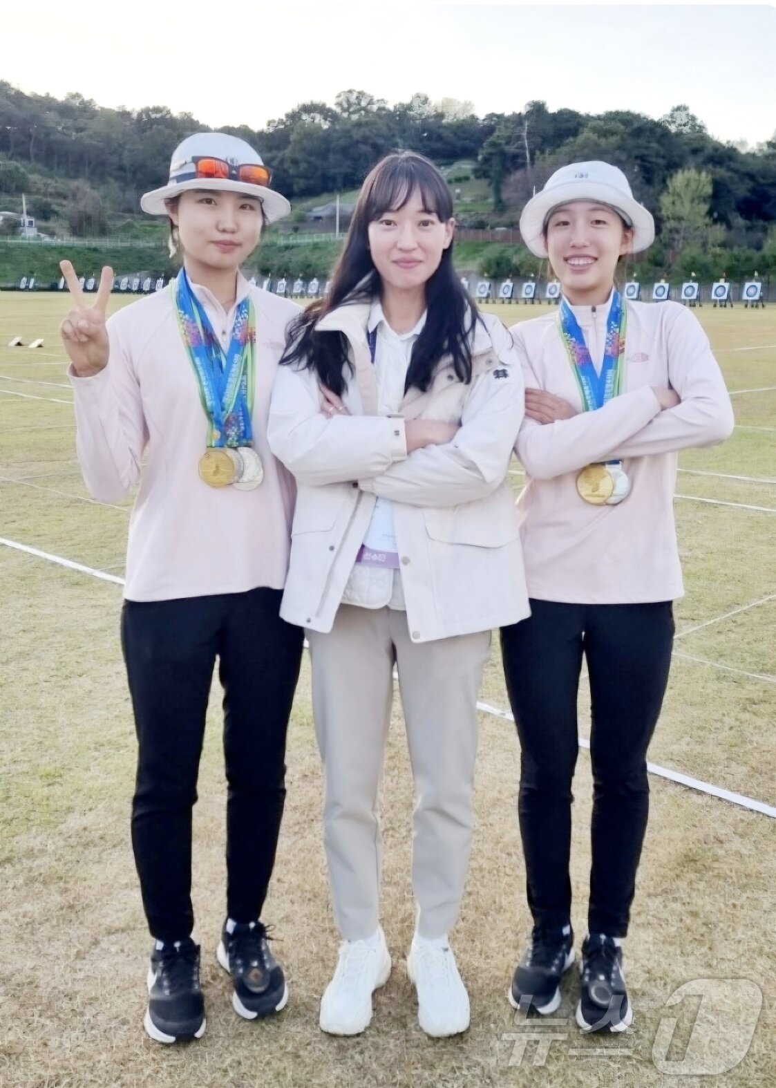 본문 이미지 - 왼쪽부터 남수현 선수, 정규임 순천여고 양궁 감독교사.&#40;순천여고 양궁팀 제공&#41;2024.7.31/뉴스1