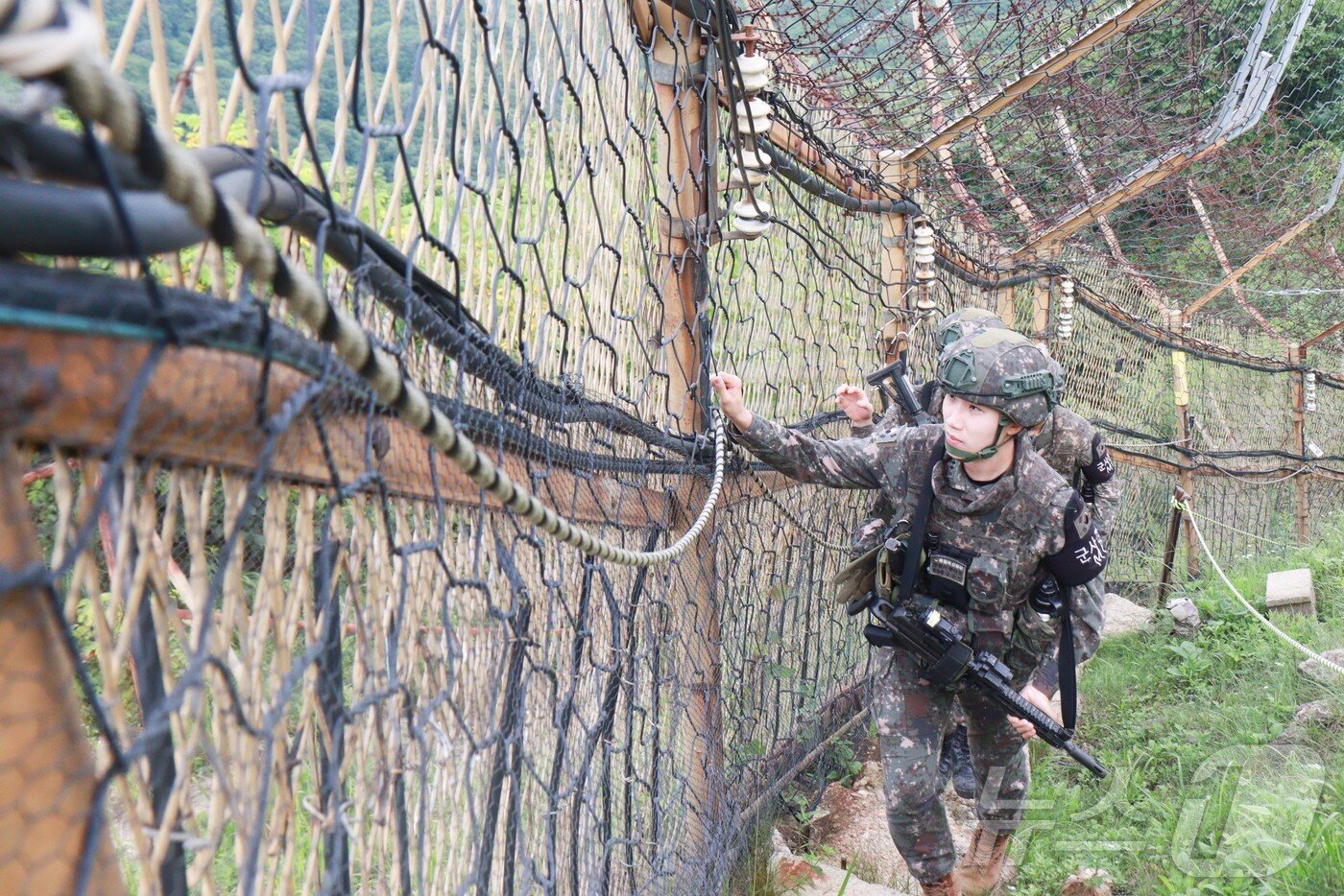 본문 이미지 -  GOP 철책 순찰 모습.  2040년까지 '아미타이거 플러스'가 현실화하면 기존 병력은 최종 진압 등 대응의 종결 단계에만 투입돼 현장 상황을 최종 정리하는 역할을 수행할 것으로 보인다. (육군 제공) 2024.7.31/뉴스1