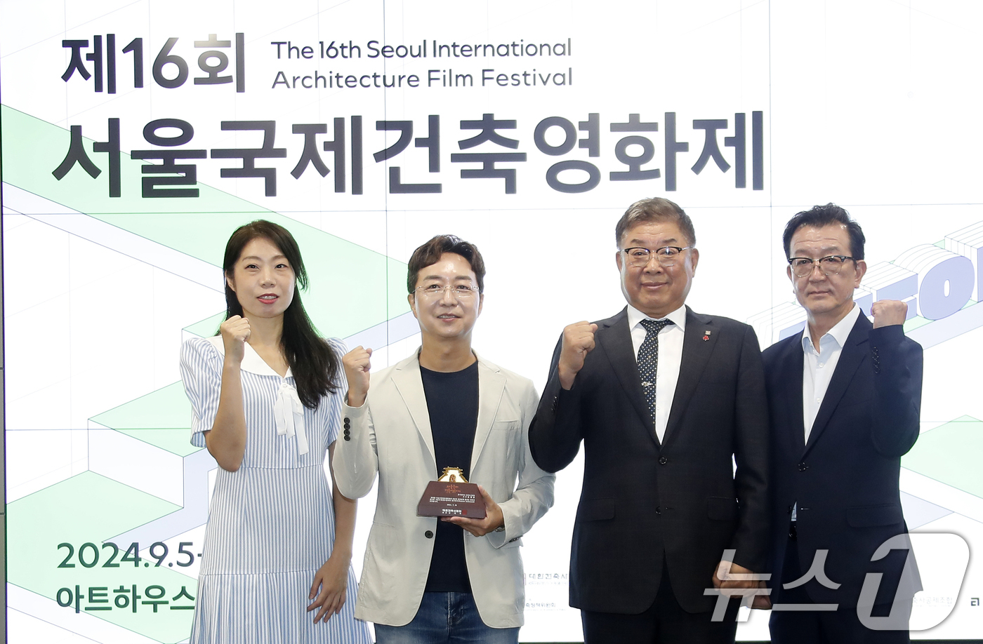 (서울=뉴스1) 권현진 기자 = 김다혜 프로그래머(왼쪽부터)와 홍보대사 유현준 홍익대학교 건축도시대학 교수, 김재록 대한건축사협회장, 김창길 서울국제건축영화제 집행위원장이 31일 …