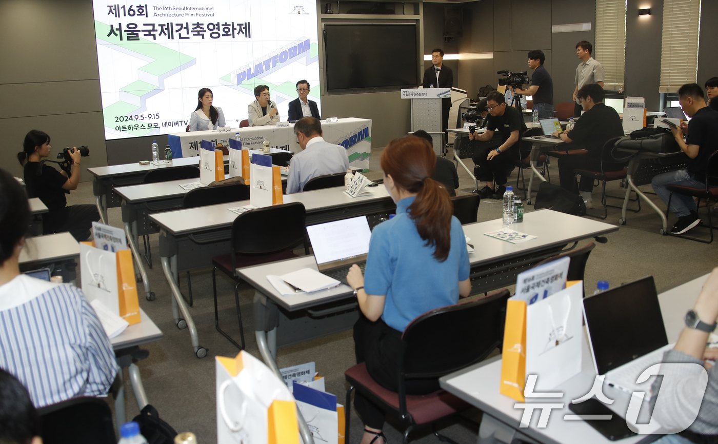 (서울=뉴스1) 권현진 기자 = 김다혜 프로그래머(왼쪽부터)와 홍보대사 유현준 홍익대학교 건축도시대학 교수, 김창길 서울국제건축영화제 집행위원장이 31일 오전 서울 서초구 건축사회 …
