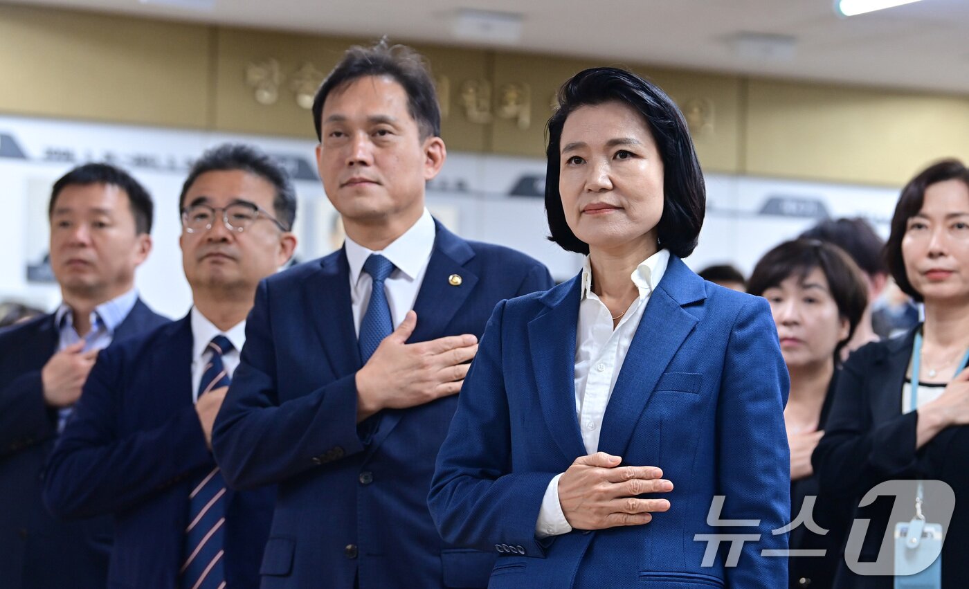 본문 이미지 - 이진숙 신임 방송통신위원장(오른쪽)과 김태규 상임위원이 31일 오전 정부과천청사에서 열린 취임식에서 국기에 대한 경례를 하고 있다. (공동취재) 2024.7.31/뉴스1 ⓒ News1 김성진 기자
