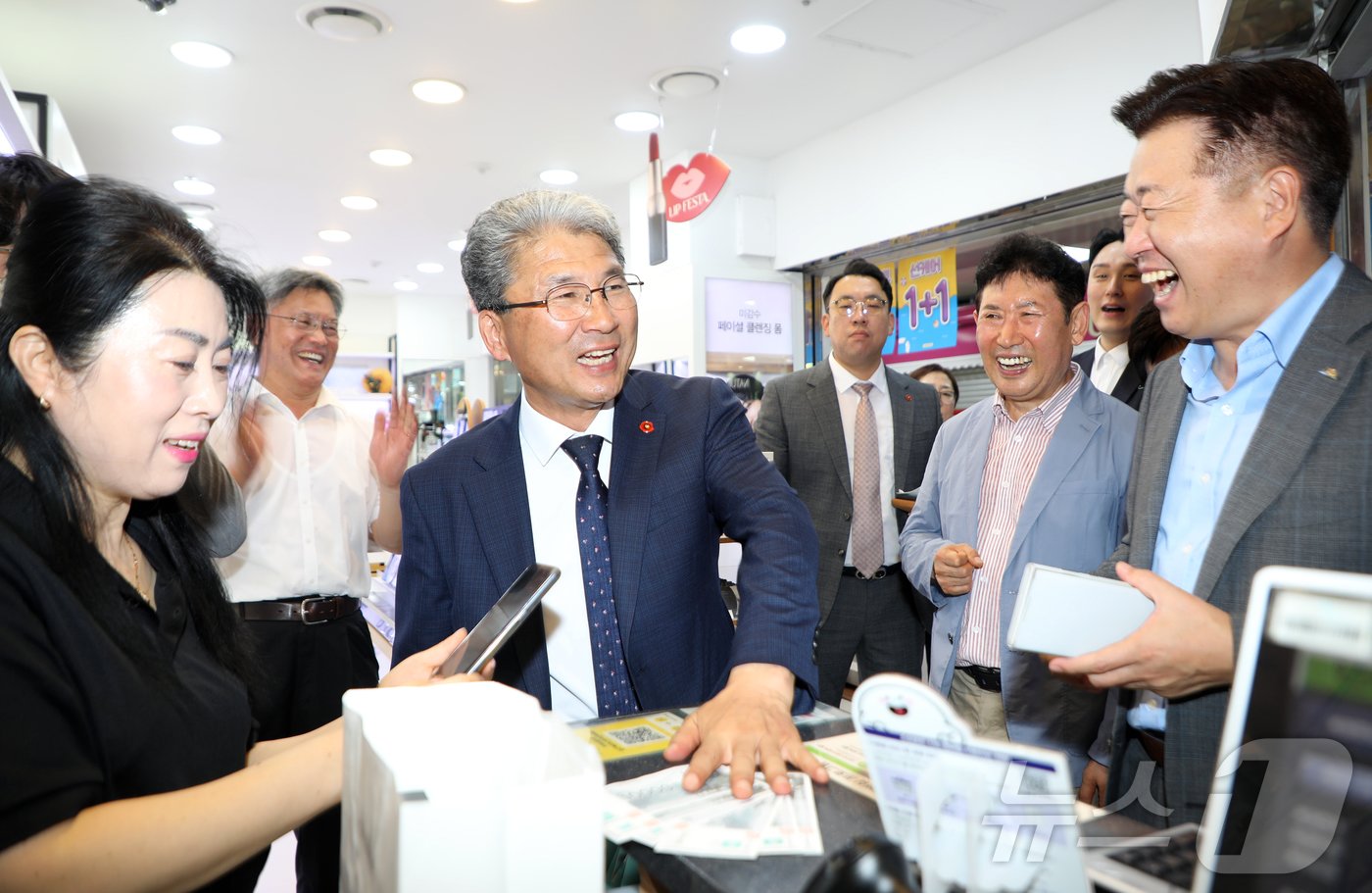 본문 이미지 - 이상봉 제주특별자치도의회 의장과 오영훈 제주특별자치도지사가 31일 오전 제주시 칠성로 상점가 아케이드 거리에서 열린 &#39;범도민 소비촉진 협의체 발족식&#39;에 참여한 직후 제주중앙지하상가의 한 화장품 가게를 찾아 직접 상품을 구매하고 있다.2024.7.31./뉴스1 ⓒ News1 오미란 기자