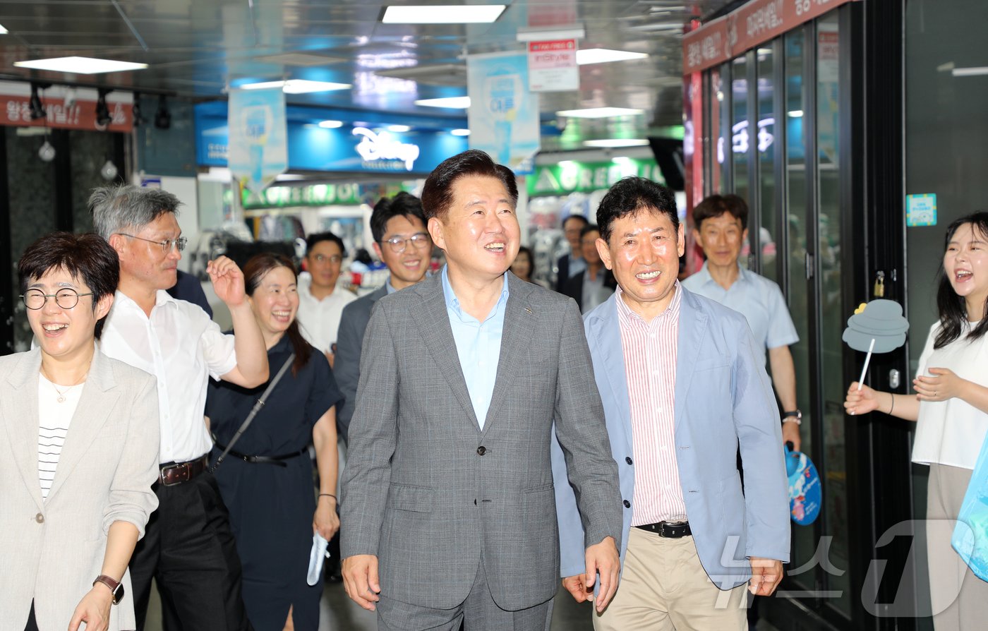 본문 이미지 - 오영훈 제주특별자치도지사가 31일 오전 제주시 칠성로 상점가 아케이드 거리에서 열린 &#39;범도민 소비촉진 협의체 발족식&#39;에 참여한 직후 제주중앙지하상가를 살펴보고 있다.2024.7.31/뉴스1 ⓒ News1 오미란 기자