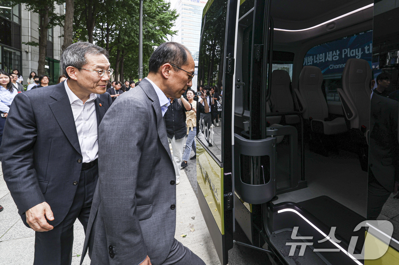 (서울=뉴스1) 민경석 기자 = 이종호 과학기술정보통신부 장관과 고학수 개인정보위원장이 31일 오전 서울 중구 청계광장에 정차한 '청계천 자율주행버스'에 탑승하고 있다.(공동취재) …