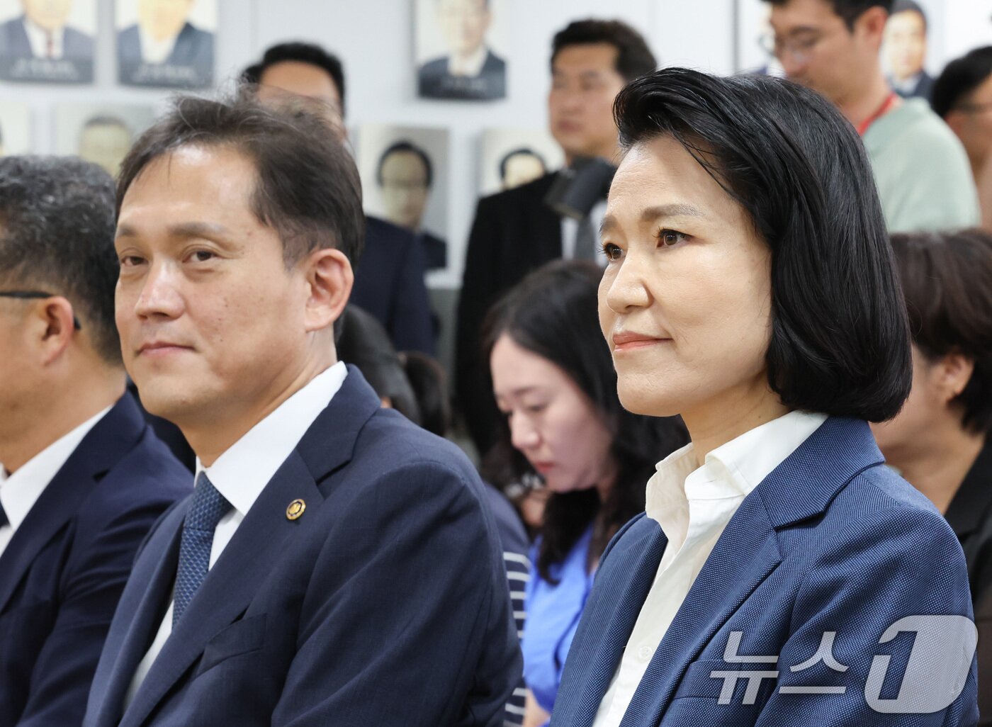 본문 이미지 - 이진숙 신임 방송통신위원장(오른쪽)과 김태규 상임위원이 31일 오전 정부과천청사에서 열린 취임식에 자리하고 있다. (공동취재) 2024.7.31/뉴스1 ⓒ News1 김성진 기자