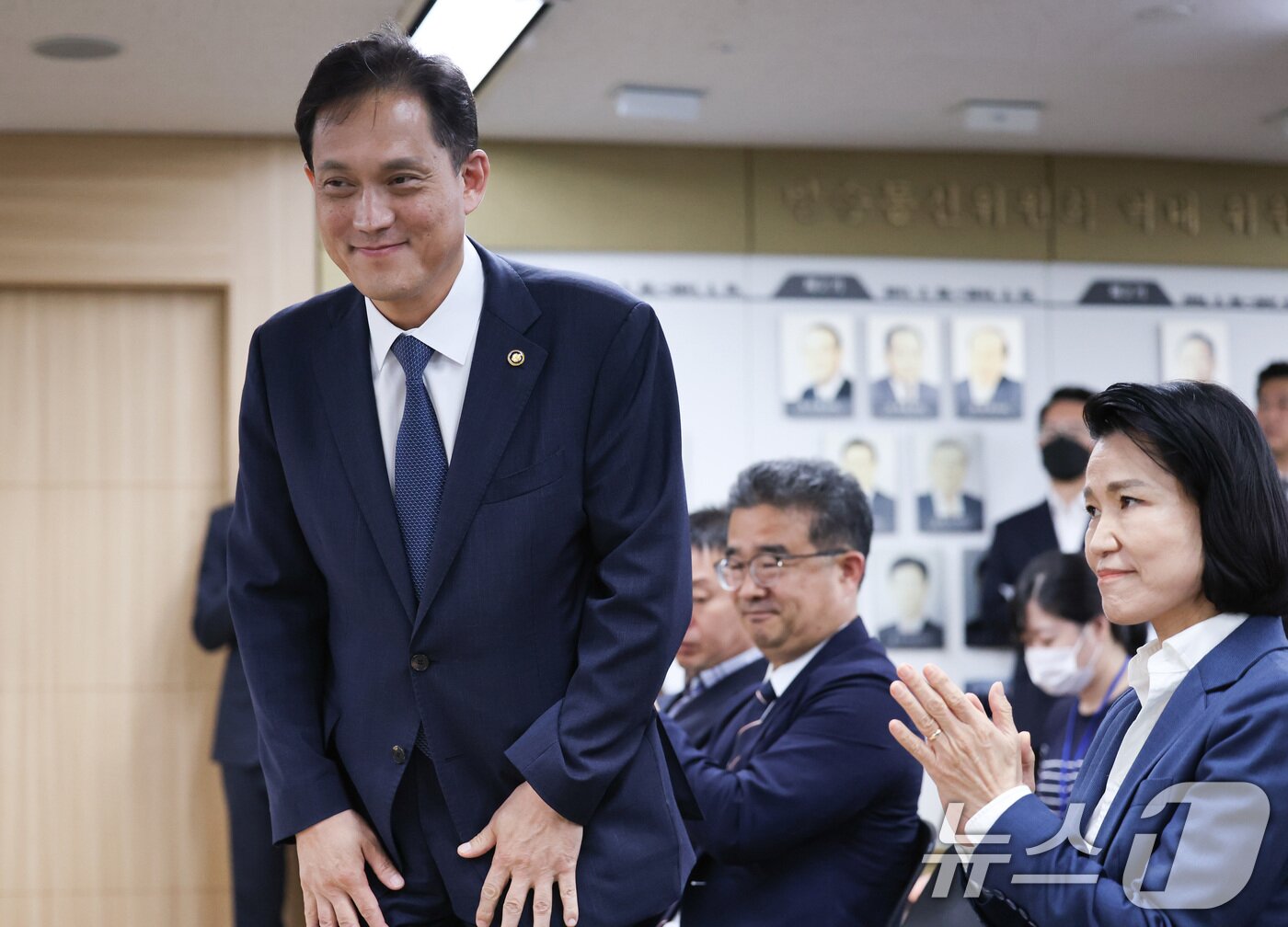 본문 이미지 - 김태규 방송통신위원회 상임위원이 31일 정부과천청사에서 열린 이진숙 방송통신위원장 취임식에서 직원들에게 인사하고 있다. (공동취재) 2024.7.31/뉴스1 ⓒ News1 김성진 기자