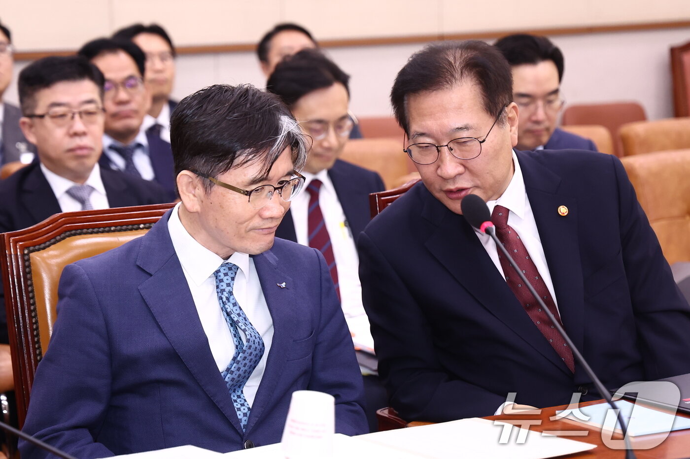 박성재 법무부 장관&#40;오른쪽&#41;과 오동운 공수처장이 31일 오전 서울 여의도 국회에서 열린 법제사법위원회 전체회의에 출석해 대화하고 있다. 2024.7.31/뉴스1 ⓒ News1 김민지 기자