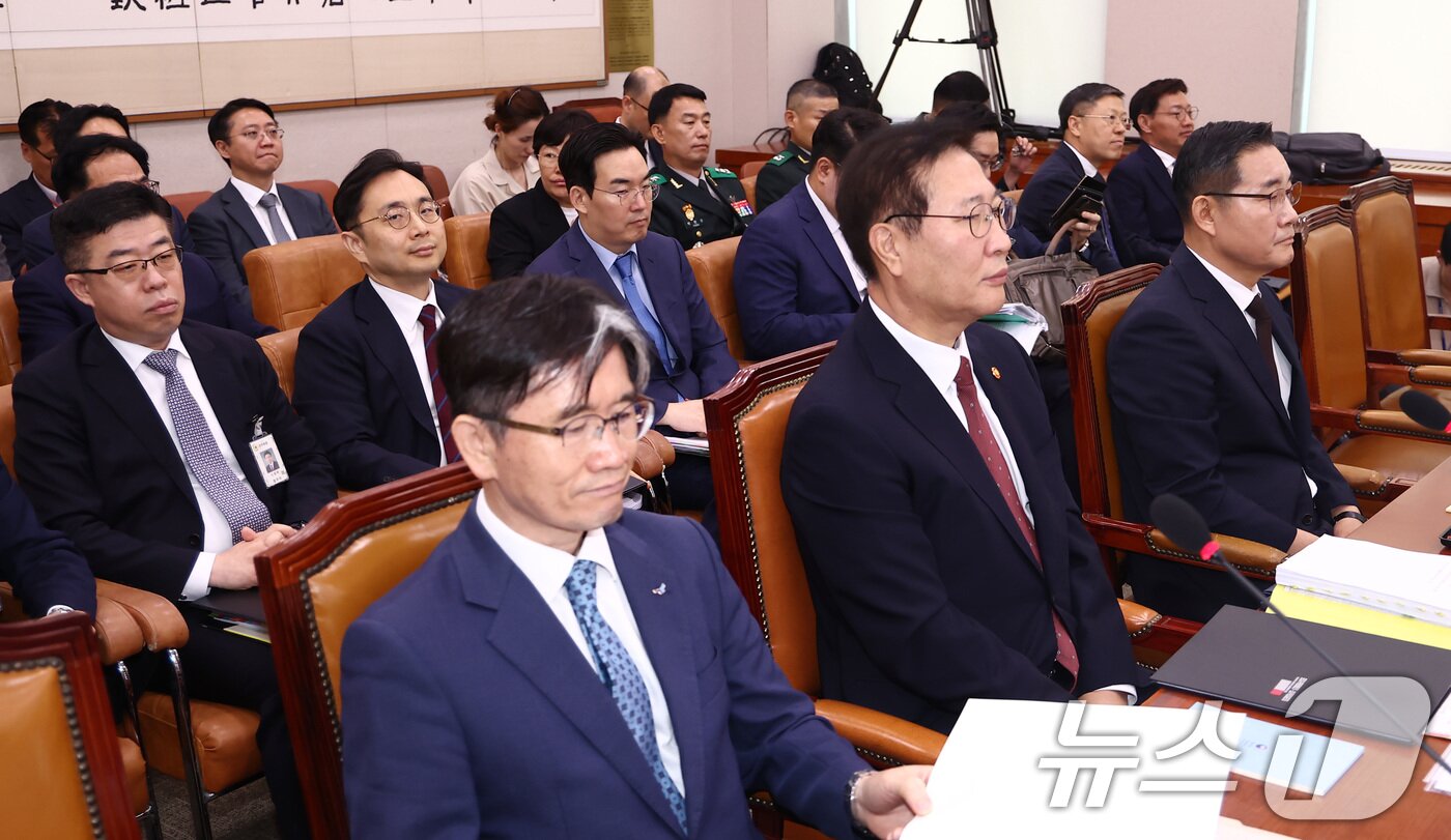 본문 이미지 - 신원식 국방부 장관&#40;앞줄 오른쪽부터&#41;, 박성재 법무부 장관, 오동운 공수처장이 31일 오전 서울 여의도 국회에서 열린 법제사법위원회 전체회의에 출석해 자리하고 있다. 2024.7.31/뉴스1 ⓒ News1 김민지 기자