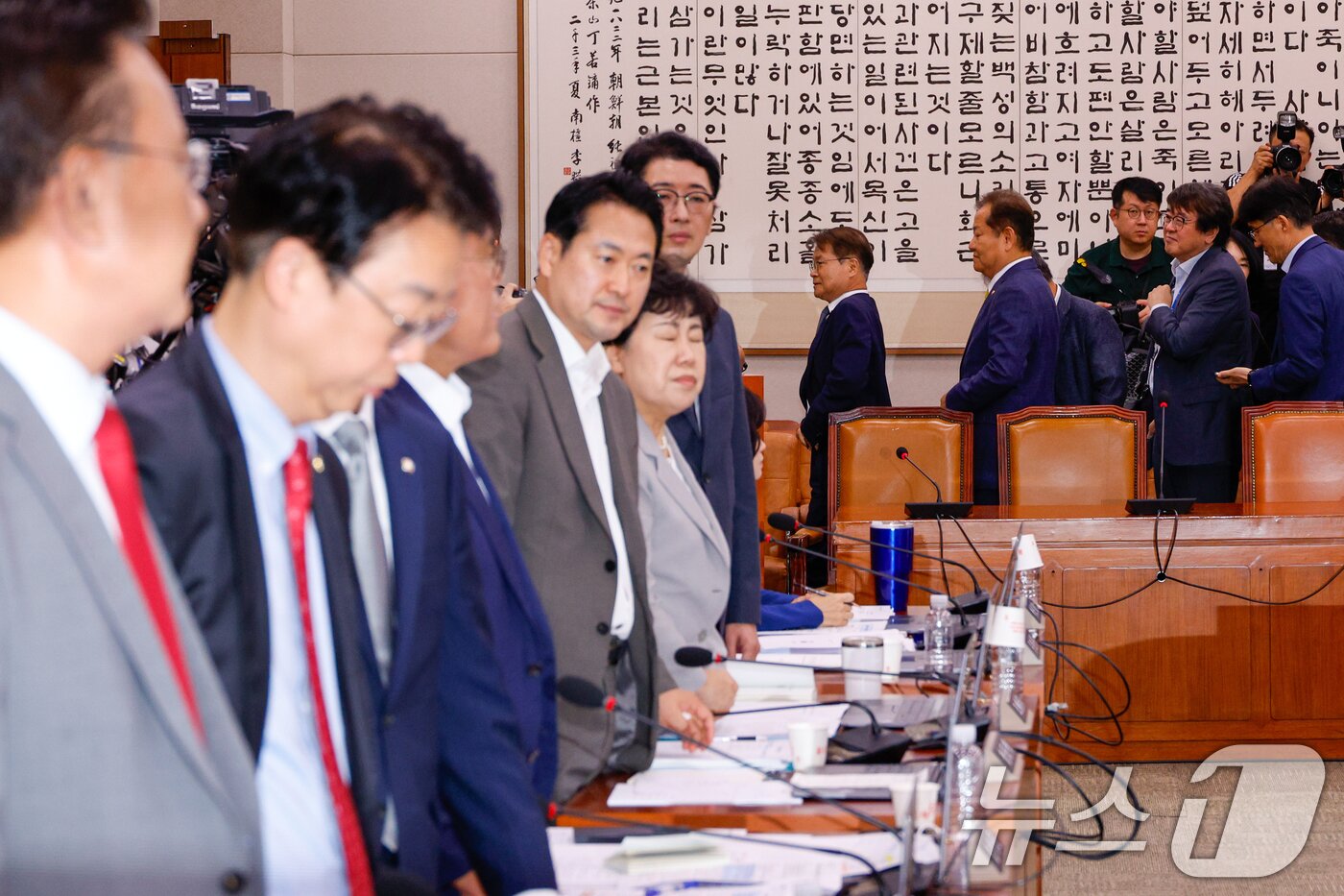 이정식 고용노동부 장관과 이상민 행정안전부 장관이 31일 오전 서울 여의도 국회에서 열린 법제사법위원회 전체회의에서 전국민 25만원 지원법·노란봉투법이 통과된 뒤 퇴장하고 있다. 2024.7.31/뉴스1 ⓒ News1 안은나 기자