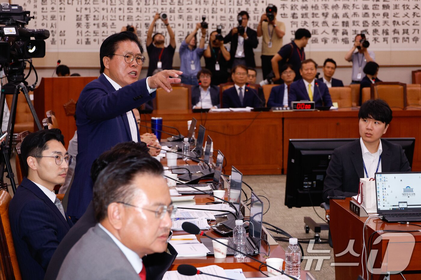 본문 이미지 - 31일 오전 서울 여의도 국회에서 열린 법제사법위원회 전체회의에서 전국민 25만원 지원법·노란봉투법이 통과되자 송석준 국민의힘 의원 등이 정청래 위원장을 향해 항의하고 있다. 2024.7.31/뉴스1 ⓒ News1 안은나 기자