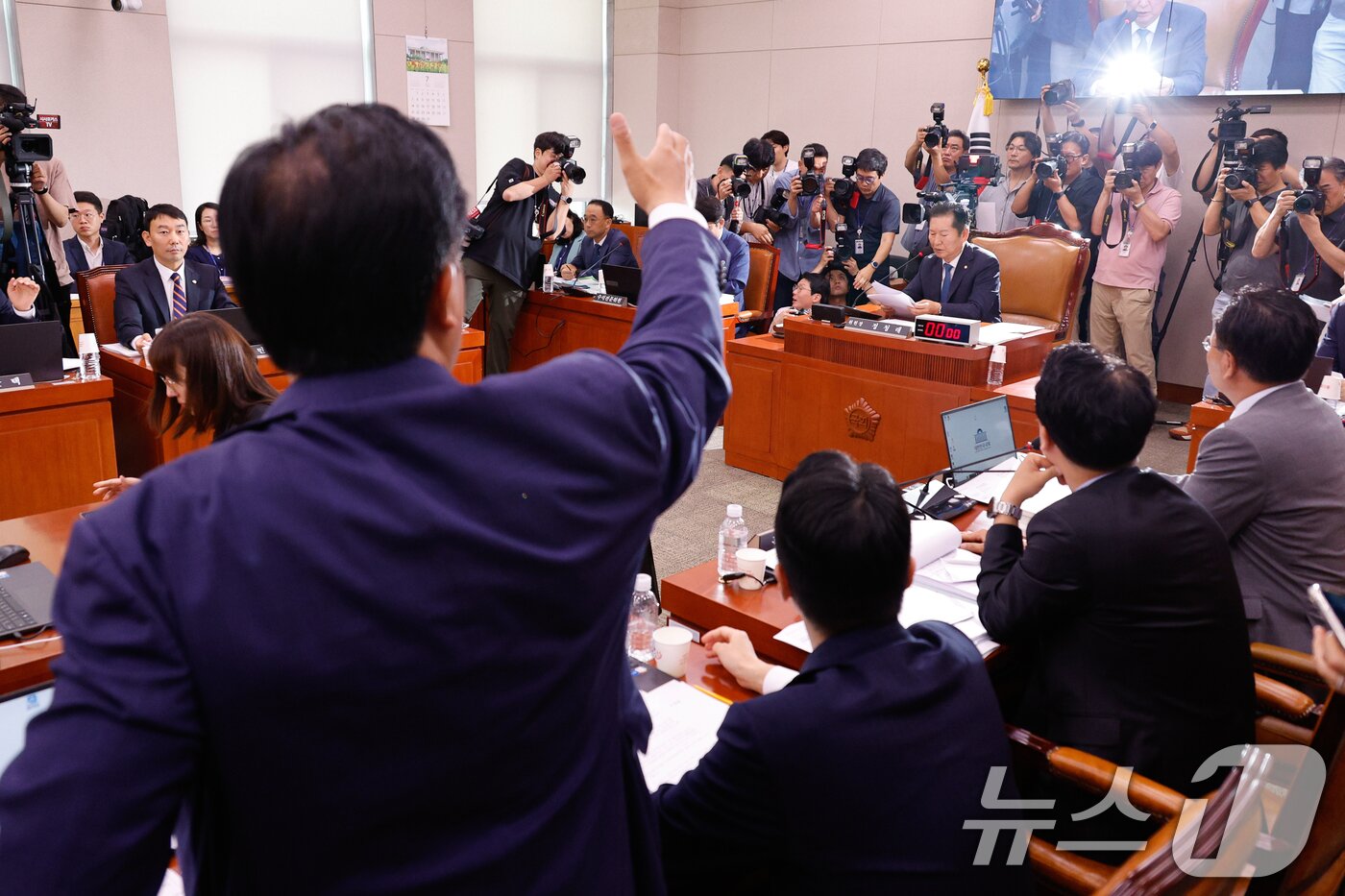 본문 이미지 - 31일 오전 서울 여의도 국회에서 열린 법제사법위원회 전체회의에서 전국민 25만원 지원법·노란봉투법이 통과되자 송석준 국민의힘 의원 등이 정청래 위원장을 향해 항의하고 있다. 2024.7.31/뉴스1 ⓒ News1 안은나 기자