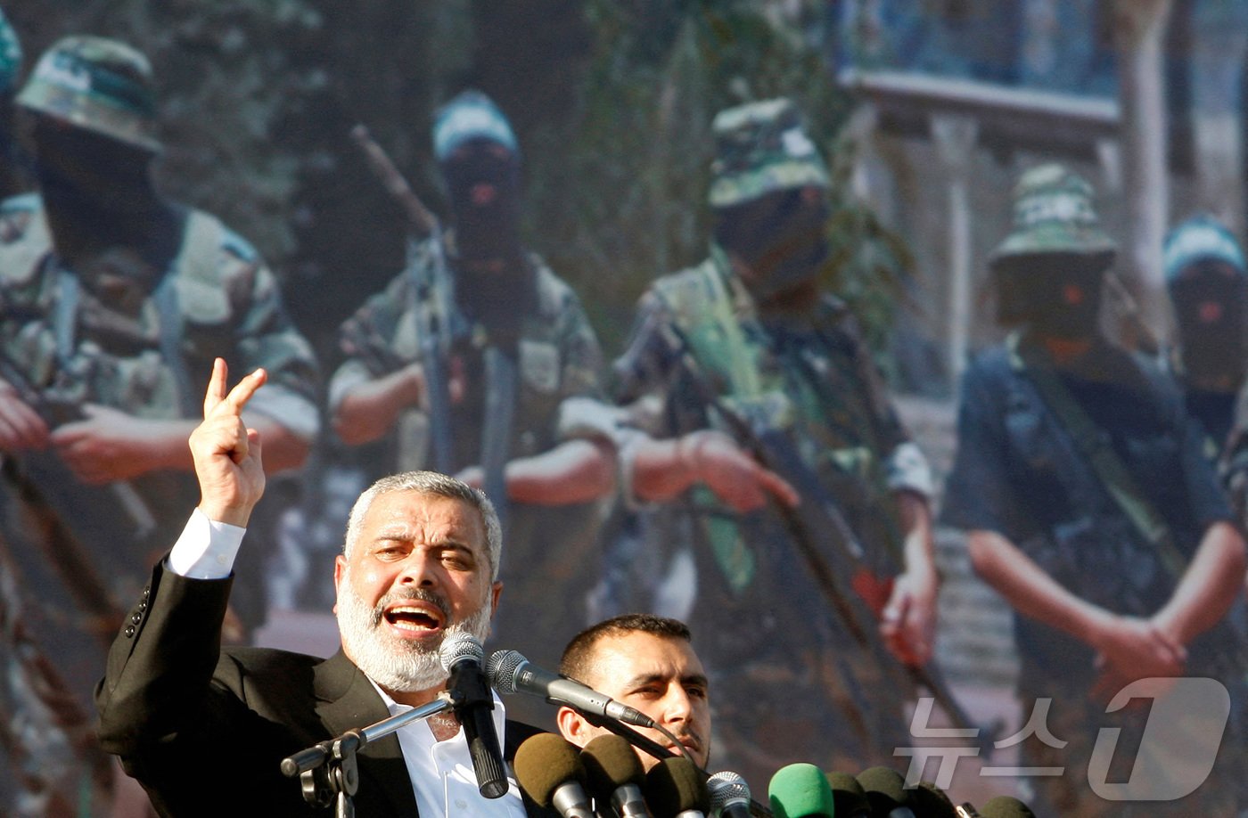 본문 이미지 - 지난 2008년 12월 14일(현지시간) 팔레스타인 가자에서 열린 하마스 21주년 기념식에서 하마스의 정치지도자 이스마일 하니예(왼쪽)가 연설하고 있다. 2008.12.14. ⓒ 로이터=뉴스1 ⓒ News1 김종훈 기자