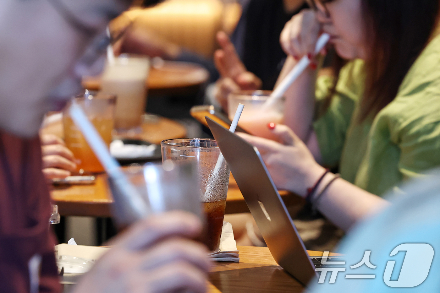 (서울=뉴스1) 민경석 기자 = 스타벅스가 오는 8월 2일부터 사이즈별 음료 가격 등 일부 품목 가격을 조정한다.그란데(473ml) 사이즈와 벤티(591ml) 사이즈의 경우 현재 …