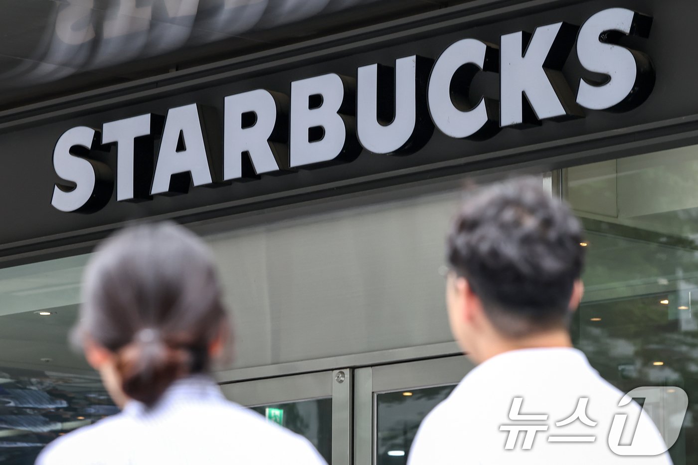 본문 이미지 -  31일 서울 시내 한 스타벅스 매장 앞을 시민들이 지나가고 있다. 2024.7.31/뉴스1 ⓒ News1 민경석 기자