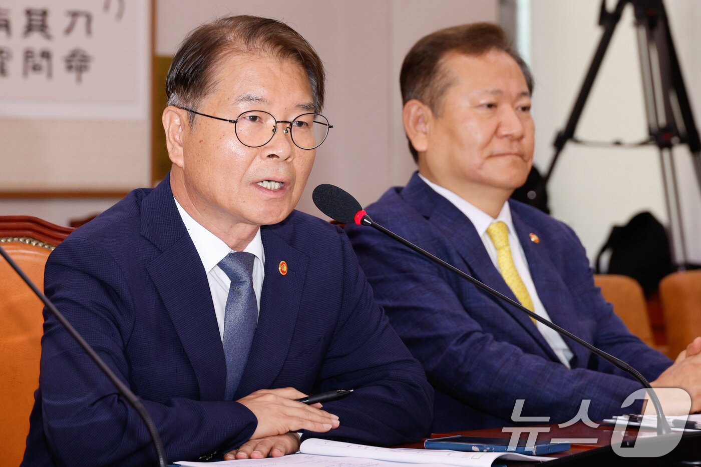 본문 이미지 - 이정식 고용노동부 장관이 31일 오전 서울 여의도 국회에서 열린 법제사법위원회 전체회의에서 의원질의에 답하고 있다. 오른쪽은 이상민 행정안전부 장관. 2024.7.31/뉴스1 ⓒ News1 안은나 기자
