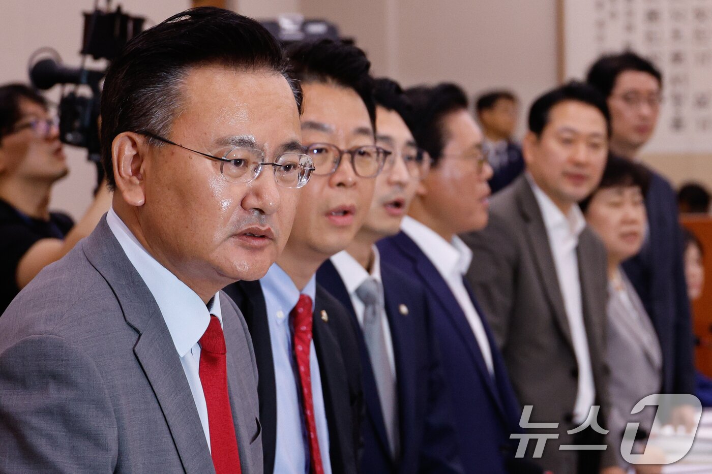 본문 이미지 - 유상범 국민의힘 법사위 간사&#40;왼쪽부터&#41;, 곽규택, 박준태, 송석준, 장동혁, 조배숙, 주진우 의원이 31일 오전 서울 여의도 국회에서 열린 법제사법위원회 전체회의에서 &#39;검사탄핵 청문회&#39; 가결에 항의하고 있다. 2024.7.31/뉴스1 ⓒ News1 안은나 기자