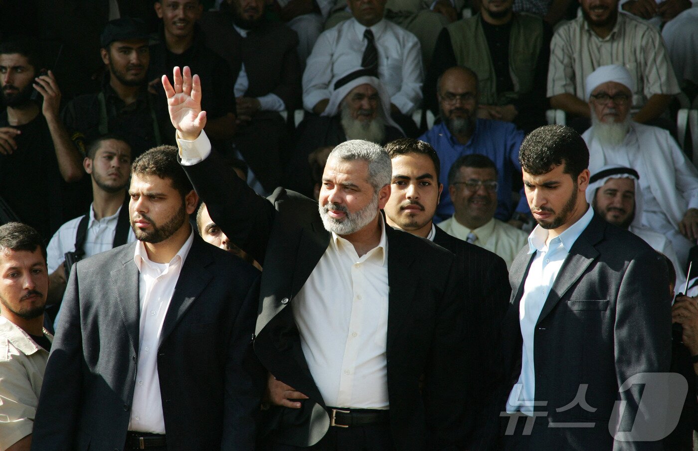 본문 이미지 - 하마스 정치 지도자 이스마일 하니예. 사진은 지난 2006년 10월 6일(현지시간) 하니예가 팔레스타인 가자에서 열린 집회에 참석해 하마스 지지자들에게 손을 흔들고 있는 모습을 촬영한 사진. 2006.10.06. ⓒ AFP=뉴스1 ⓒ News1 김종훈 기자