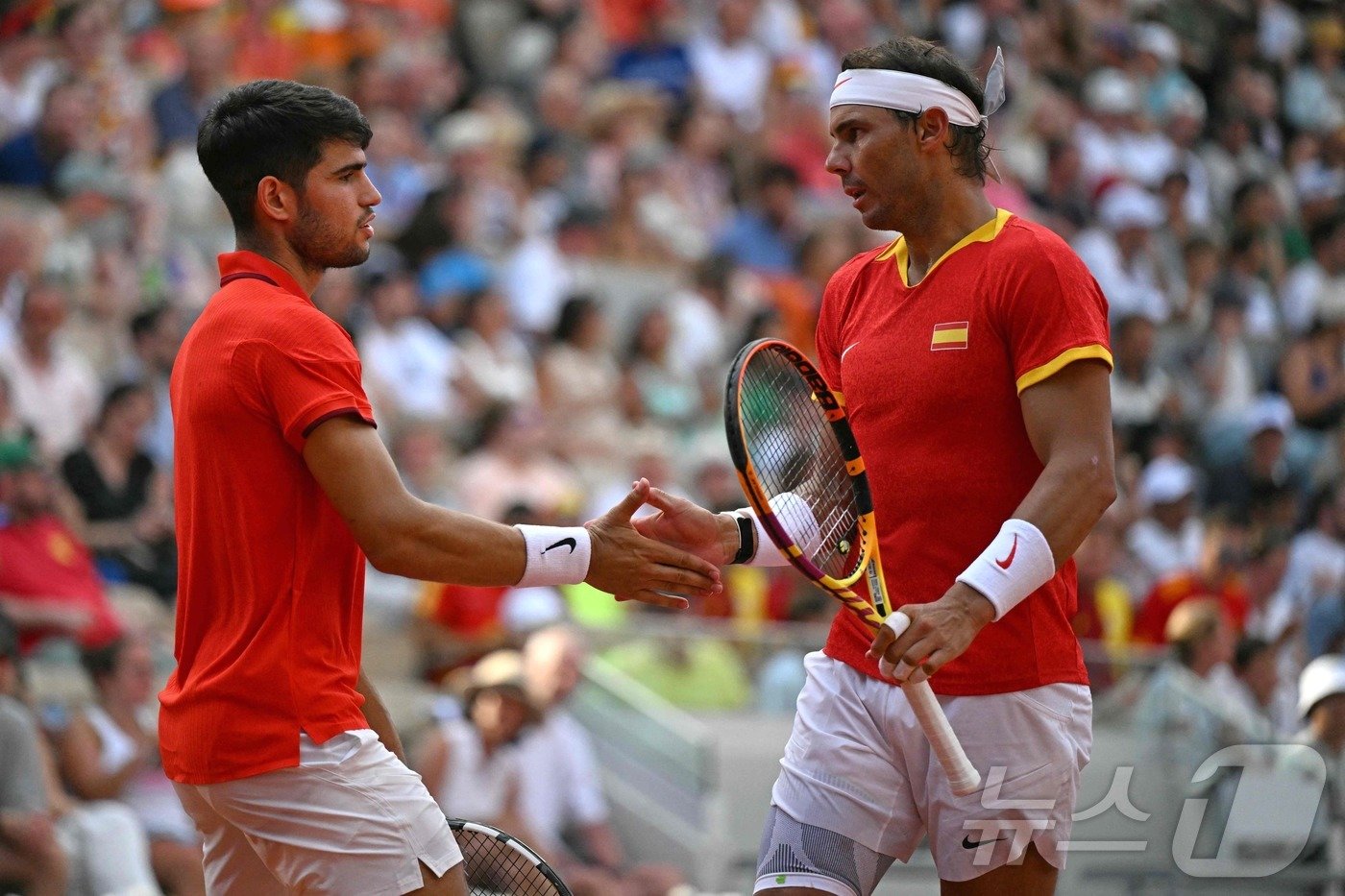 본문 이미지 - 2024 파리 올림픽 남자 테니스 복식에서 호흡을 맞추고 있는 알카라스(왼쪽)와 나달.  ⓒ AFP=뉴스1