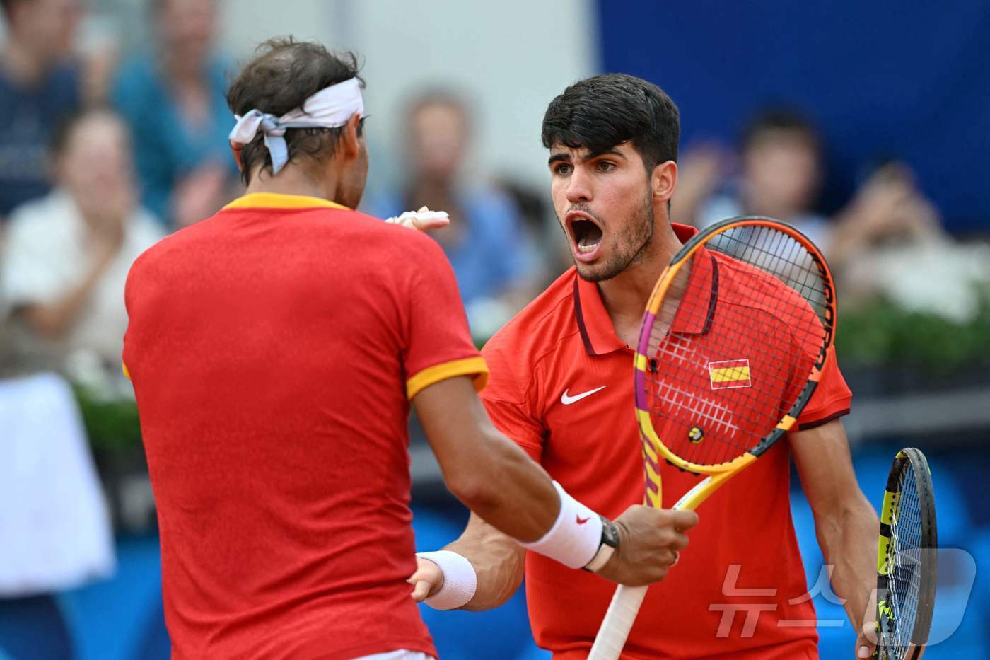 본문 이미지 - 2024 파리 올림픽 남자 테니스 복식에서 호흡을 맞추고 있는 알카라스(오른쪽)와 나달.   ⓒ AFP=뉴스1